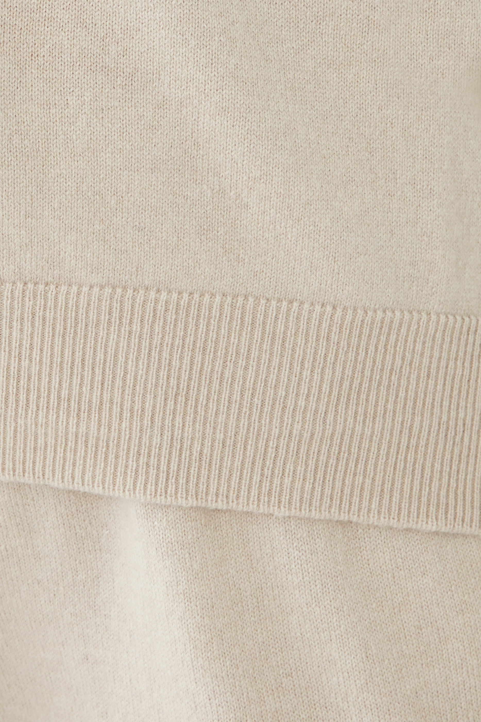 طقم بيجاما بتصميم انسيابي