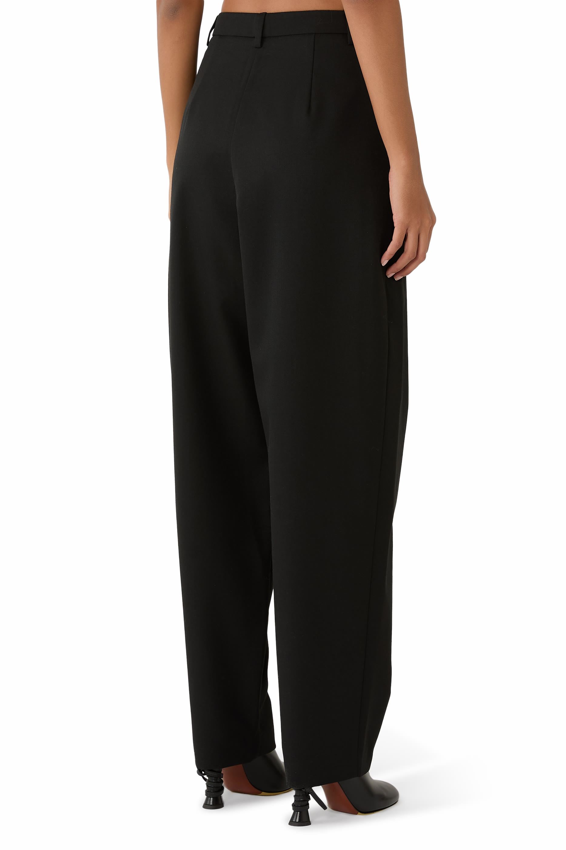 بنطال بقصة ملائمة للجسم بطيات