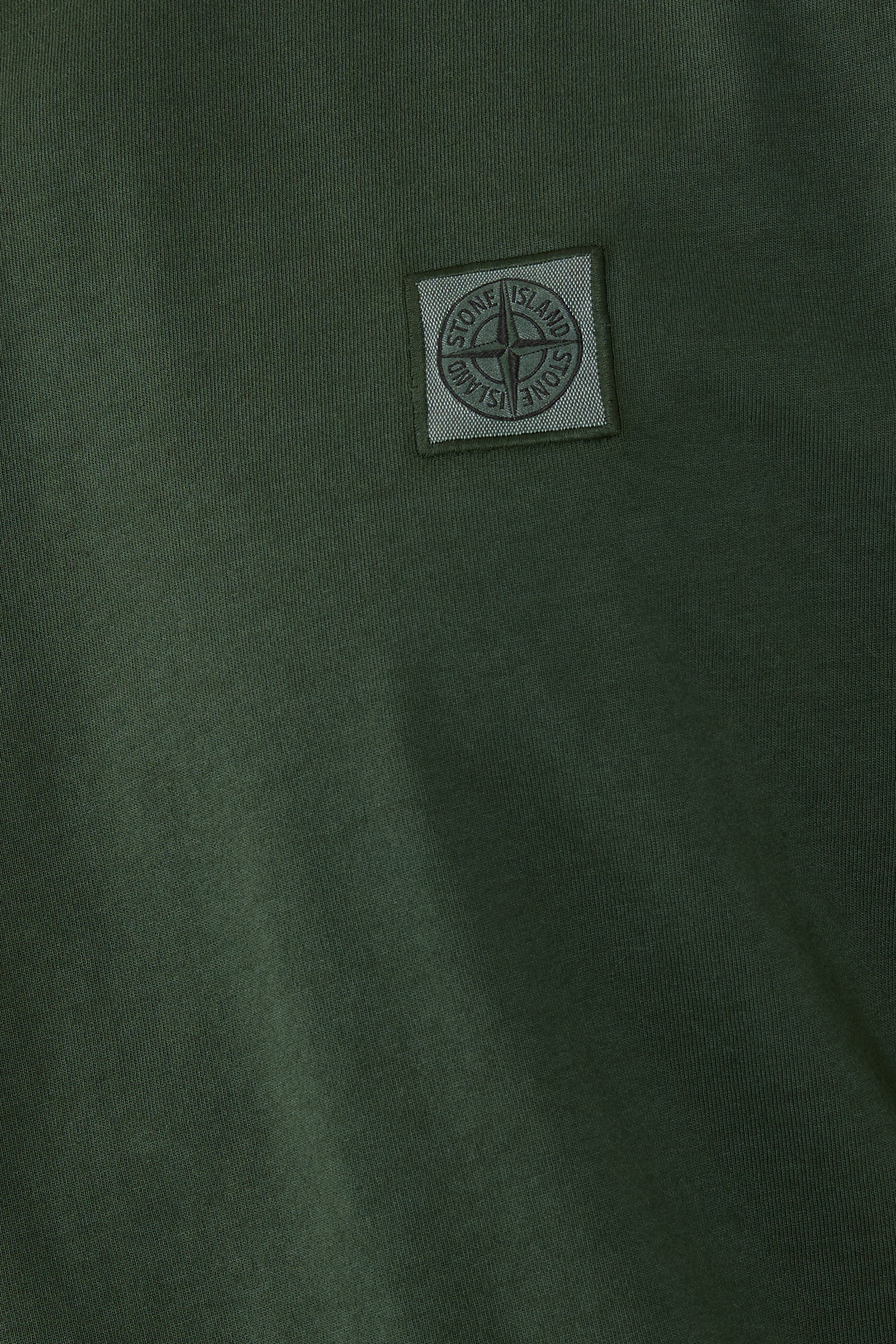 تيشيرت بأكمام قصيرة ورقعة شعار الماركة