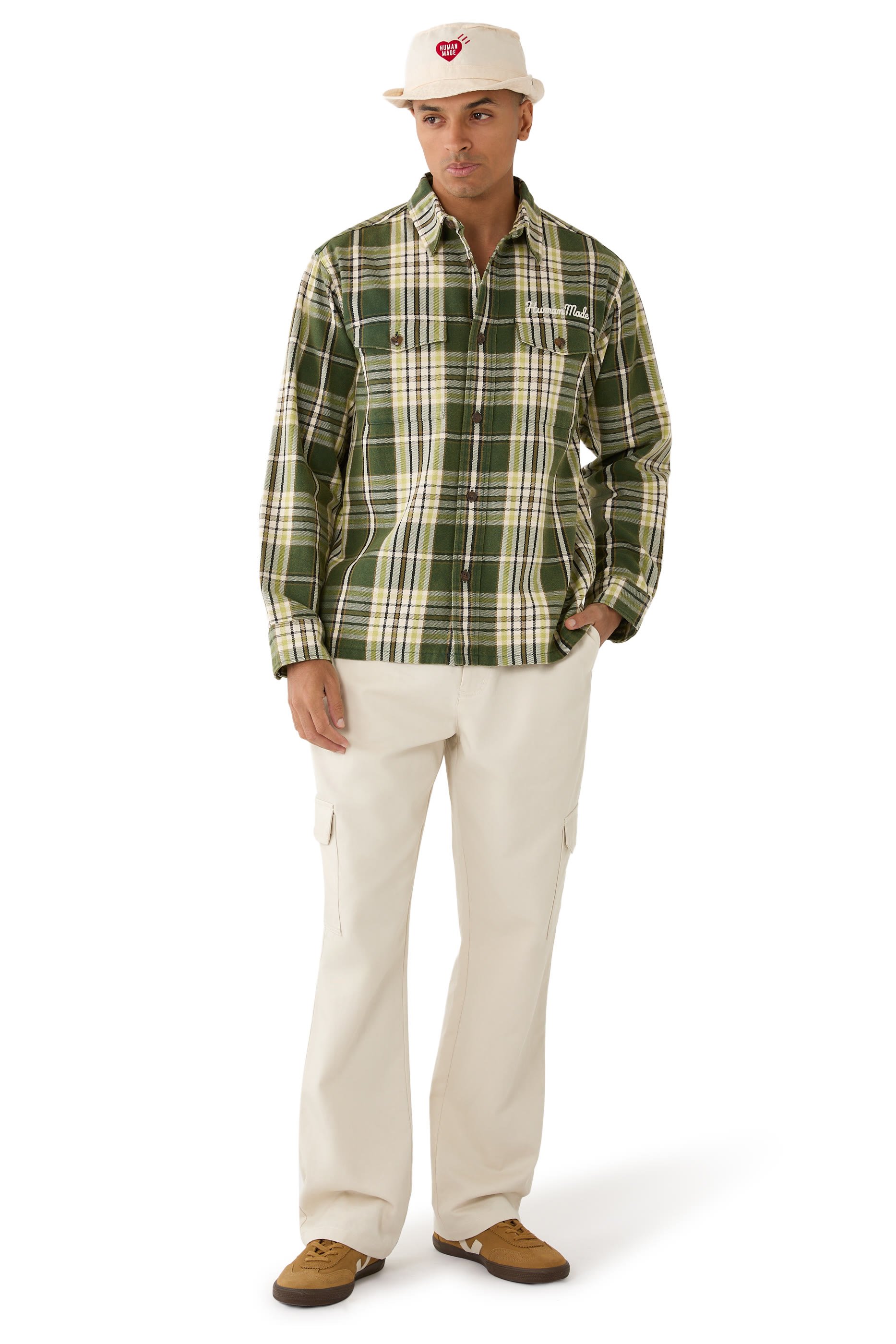 قميص بنقشة مربعات وشعار الماركة