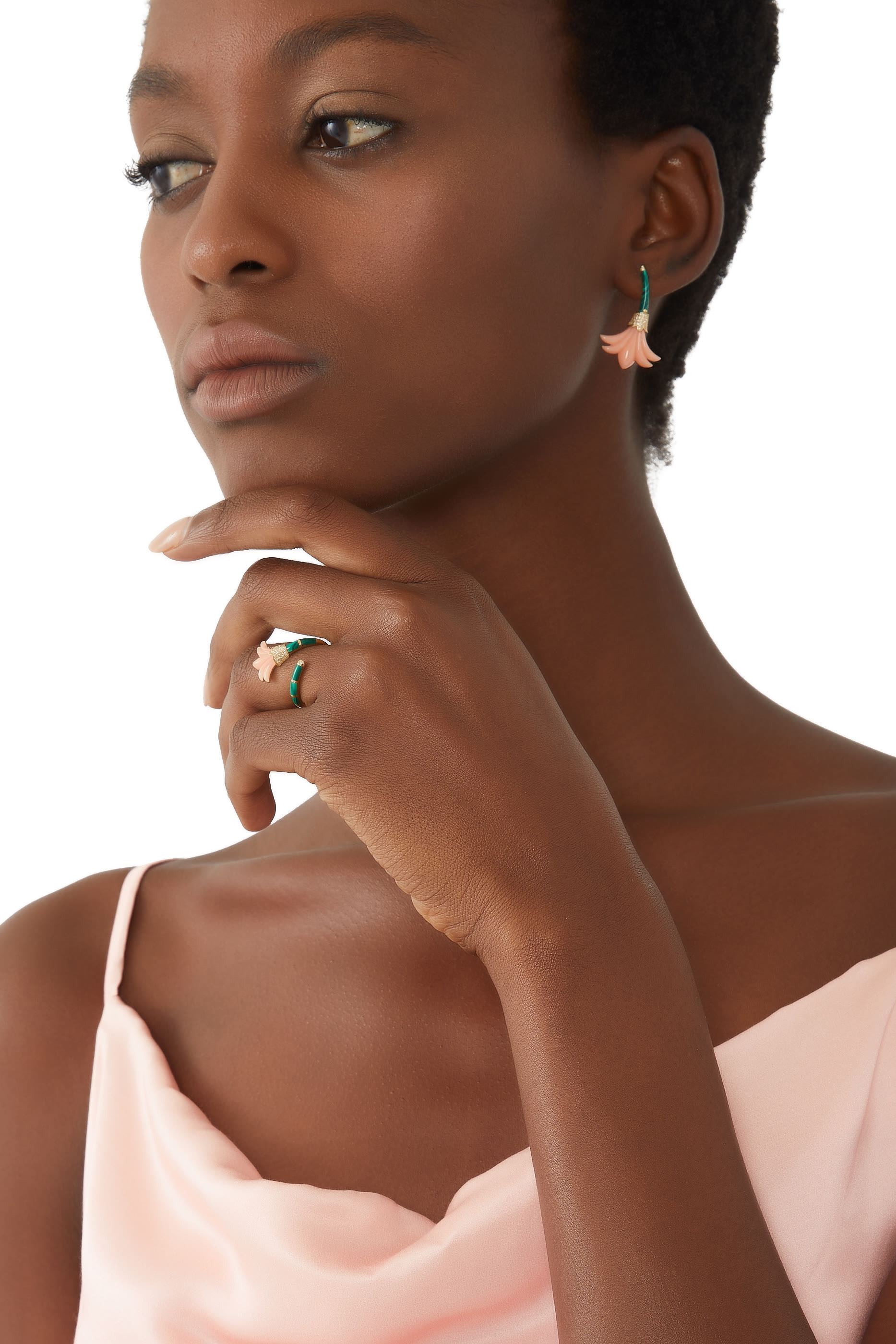 خاتم خنصر بتصميم زهرة مرصع بالماس وحجر ملاكيت ذهب أصفر عيار 18