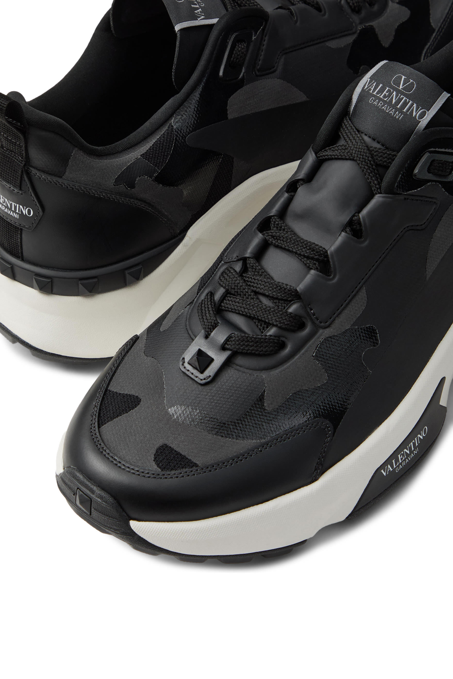 سنيكرز ترو اكت