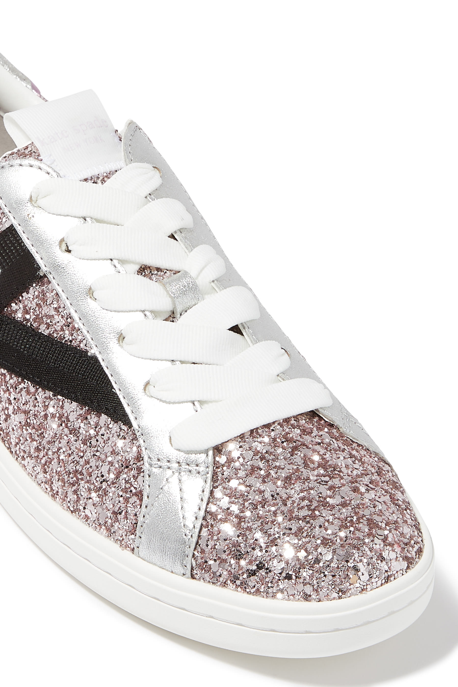 سنيكرز بحرف شعار الماركة