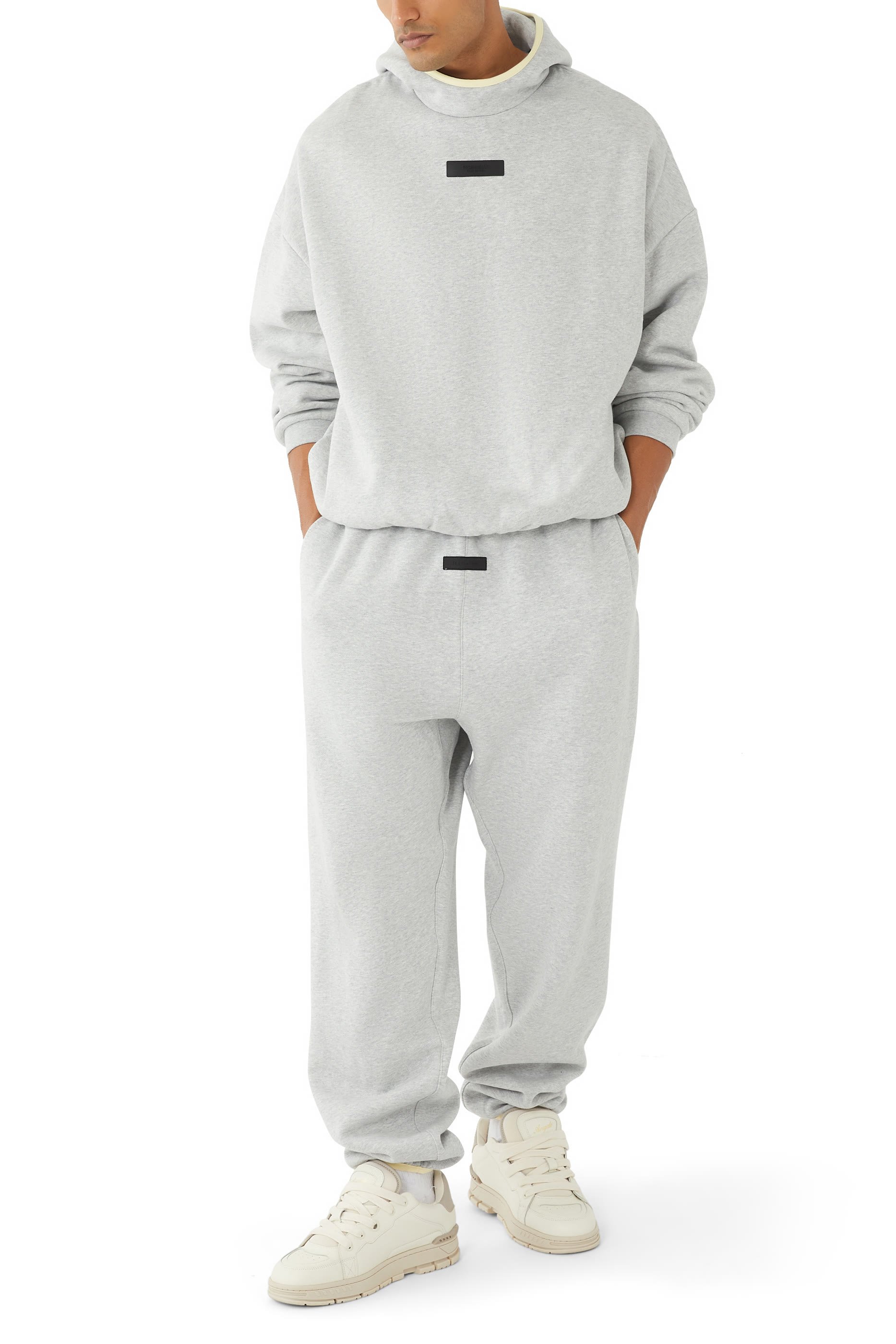 هودي بياقة عالية بشعار اسنشالز