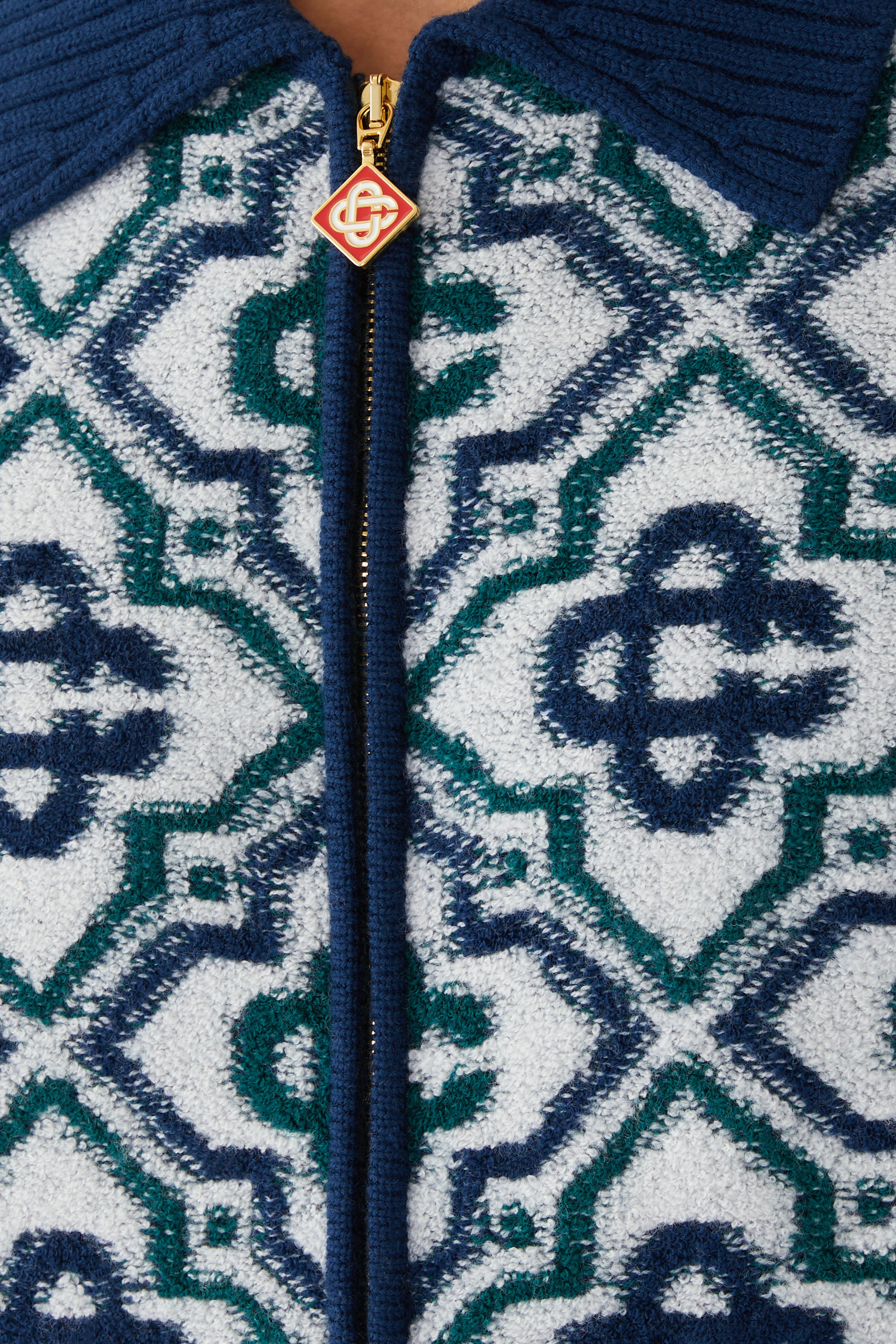 سترة مزينة بحروف شعار الماركة بسحاب