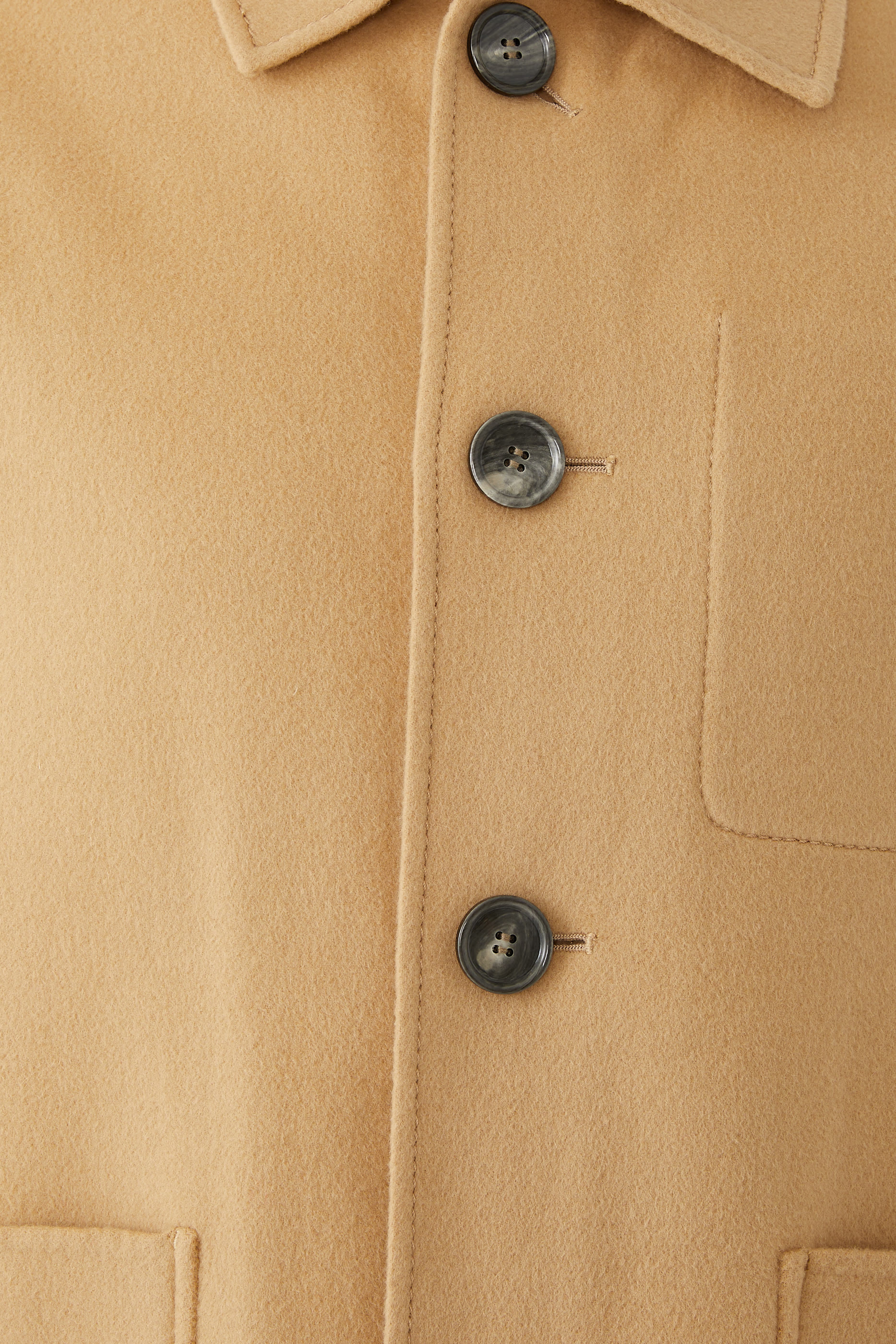 جاكيت بقصة مربعة وأزرار