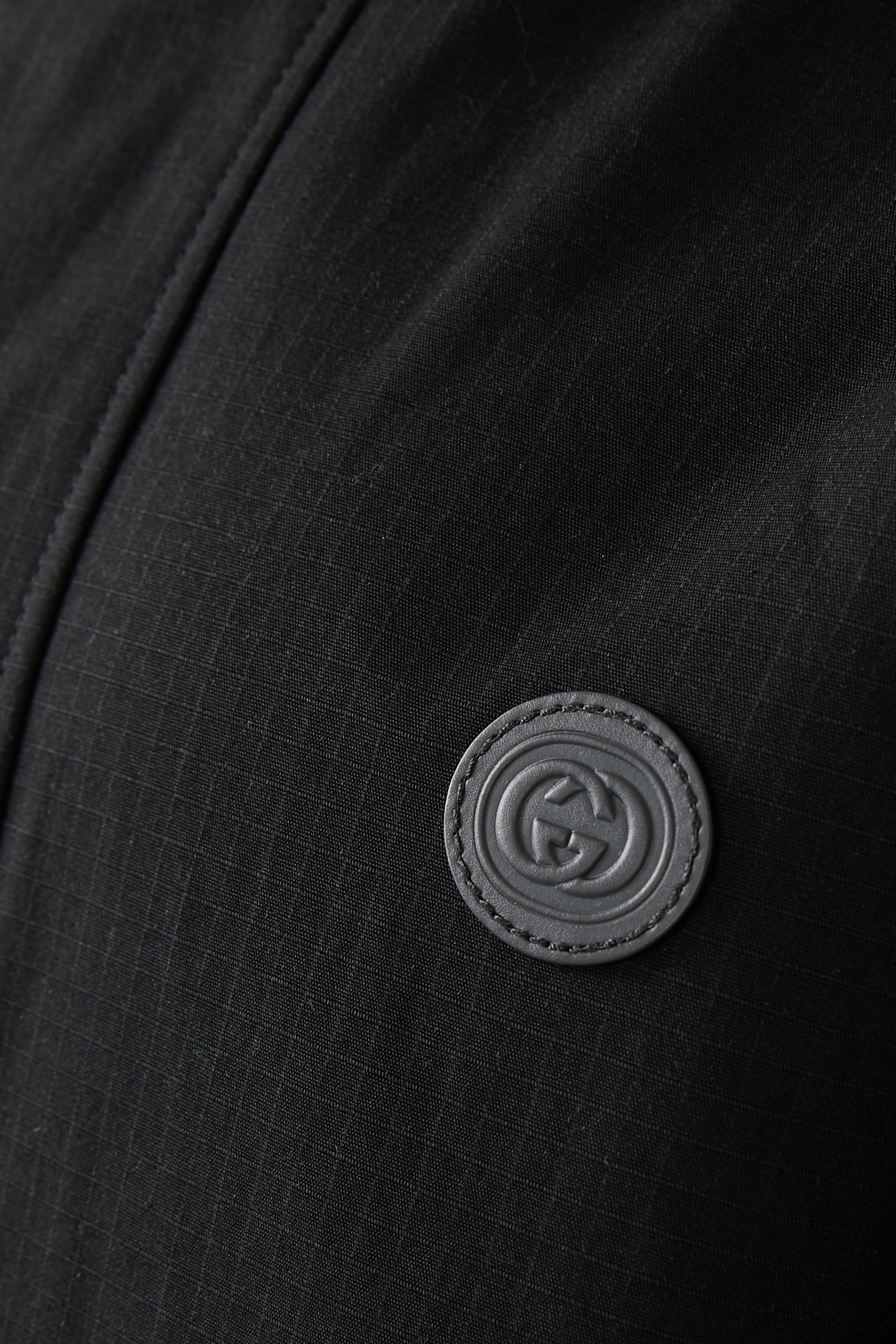 جاكيت بتصميم وجهين ونقشة حرفي شعار الماركة قماش مقاوم للتمزق