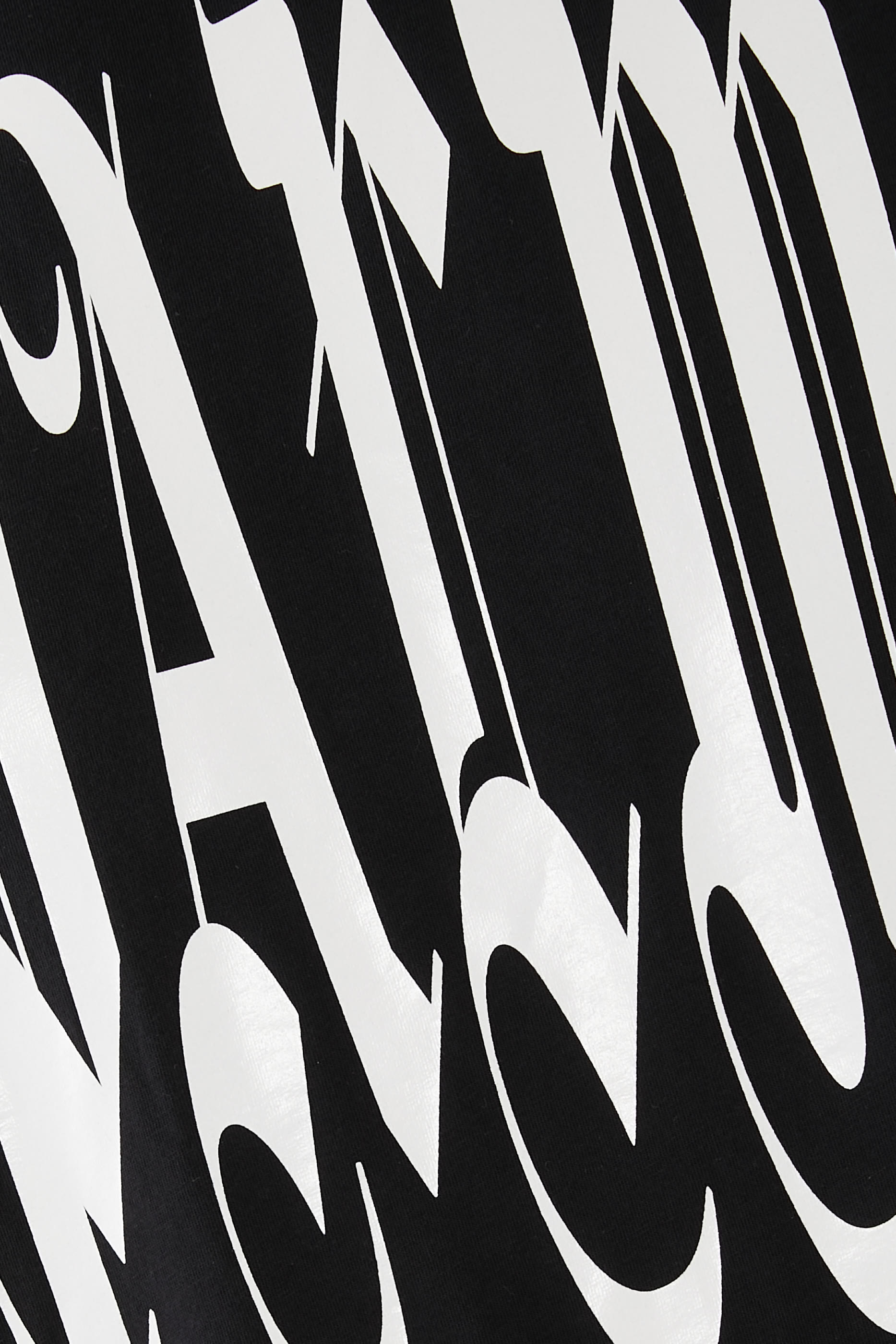 تيشيرت بطبعة شعار الماركة بنمط قوطي