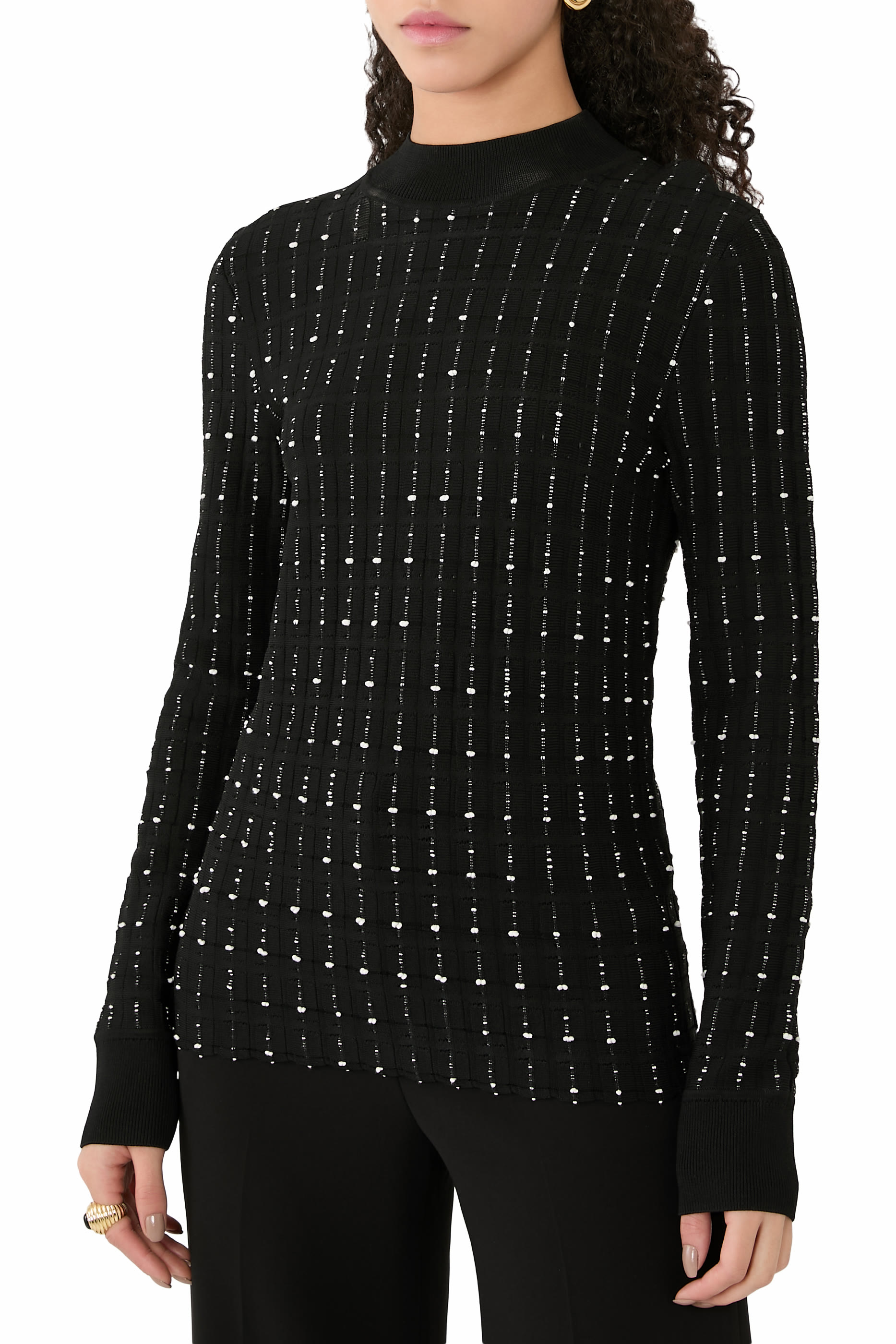 بلوزة بياقة ضيقة وخطوط متقطعة