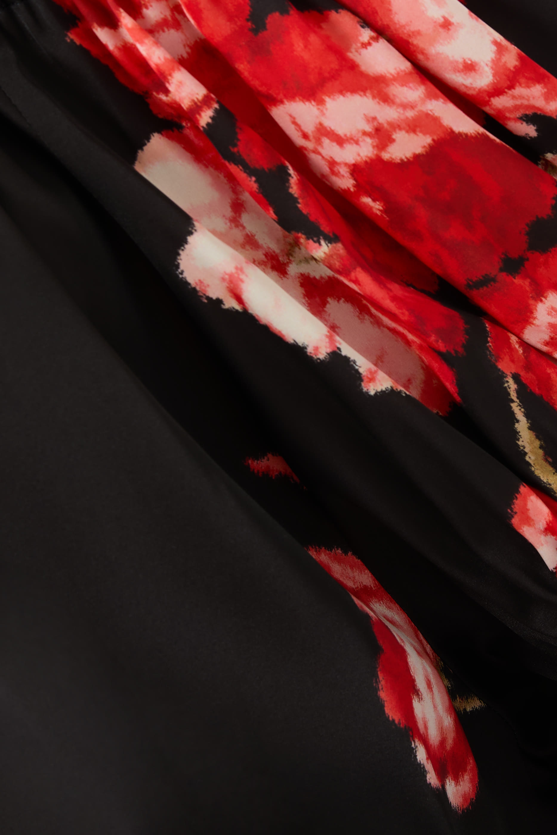 بلوزة بنقشة زهور توليب وكشكش