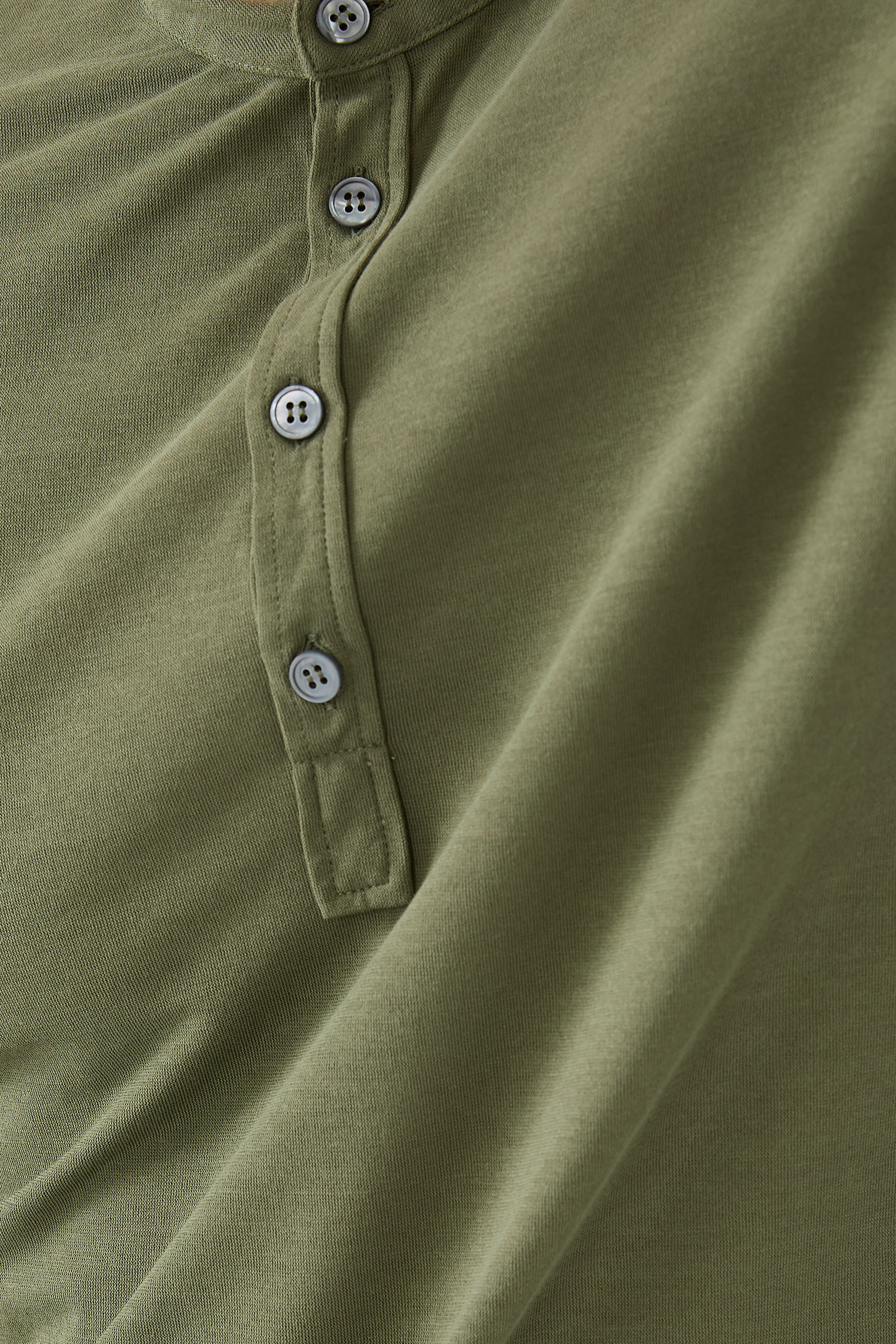 قميص سيراف زانون بأكمام طويلة وقصة ضيقة