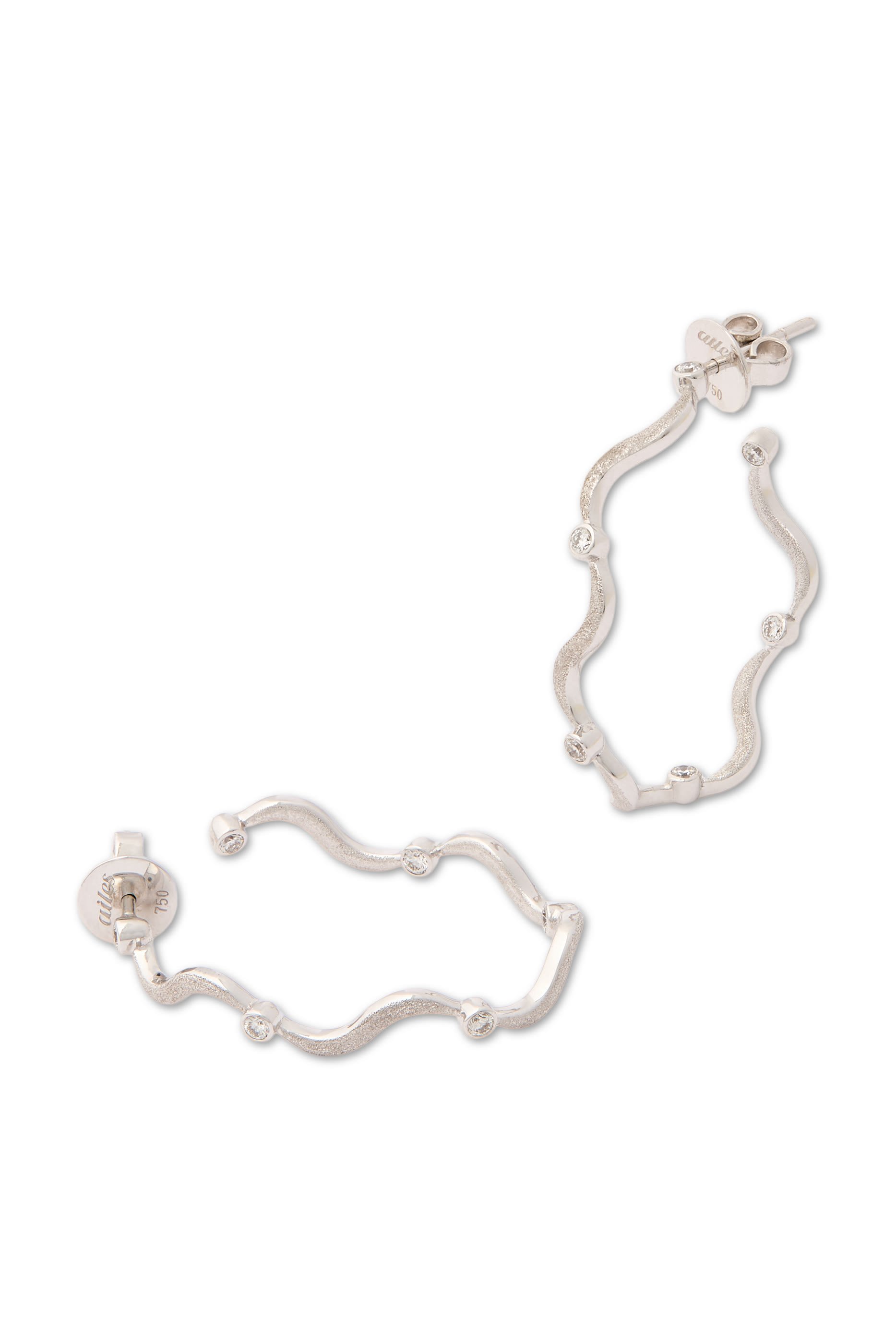 أقراط دائرية كبيرة بتصميم متموج مرصعة بالماس، ذهب أبيض عيار 18