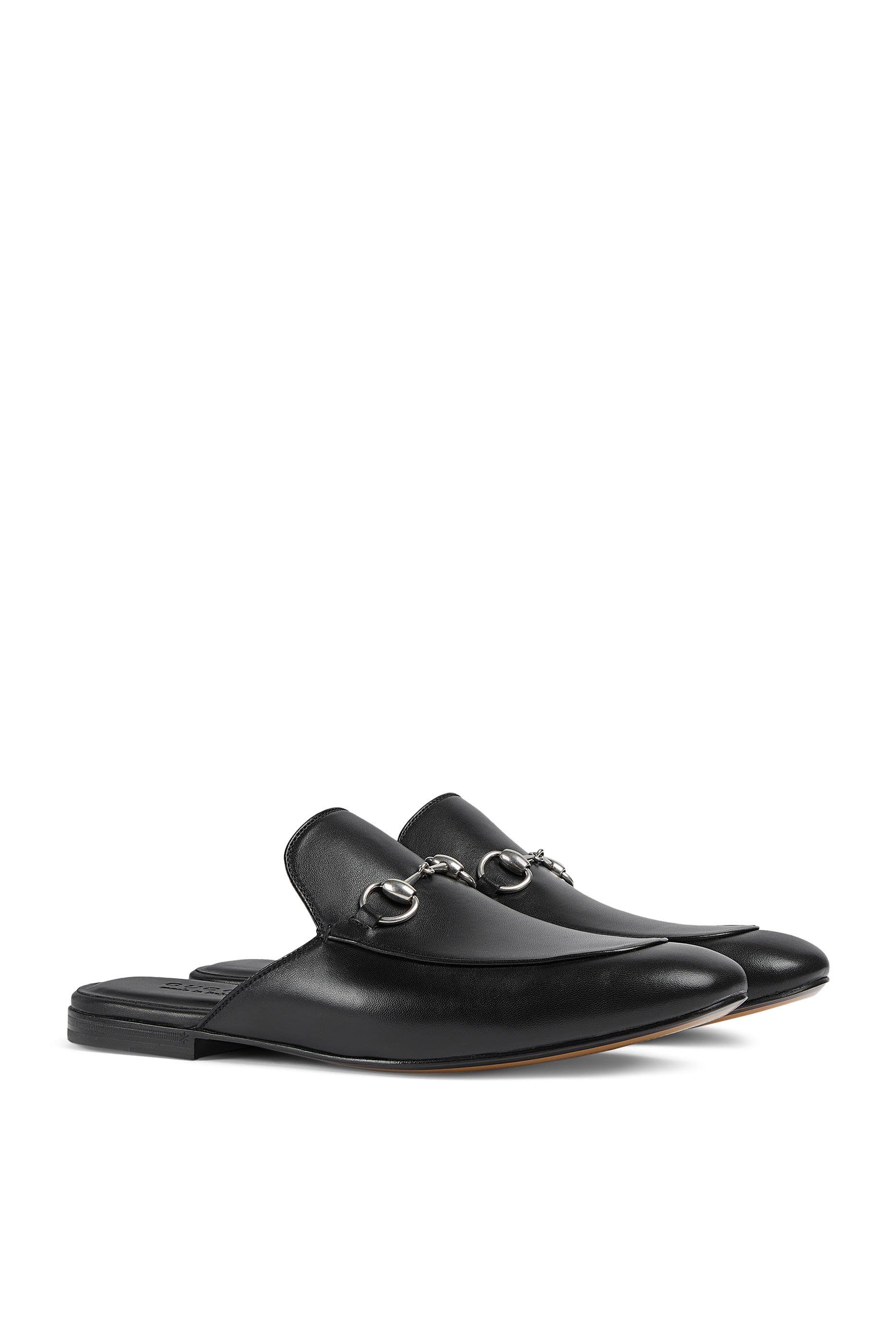 حذاء مفتوح من الخلف بحلية لجام الحصان