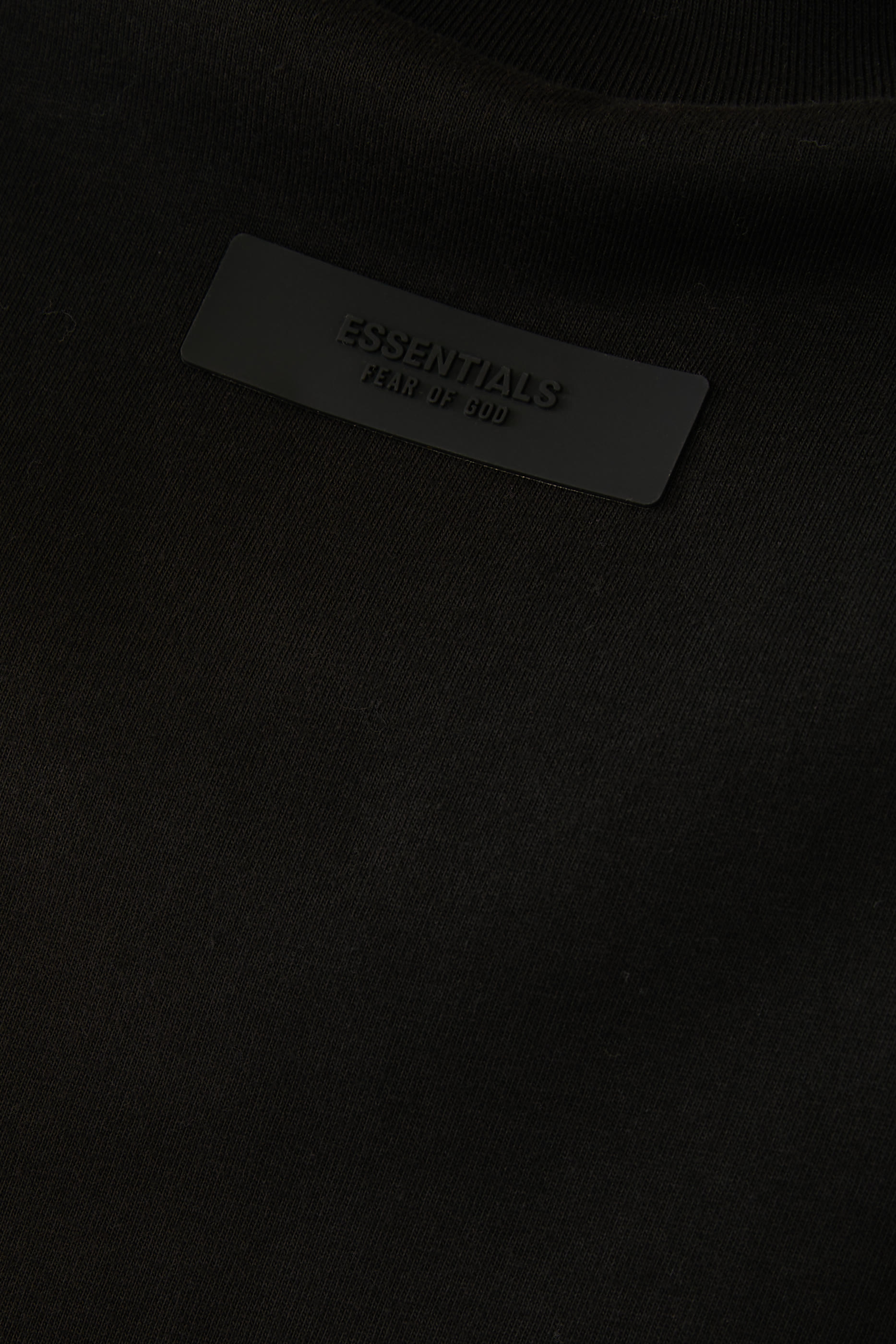 تيشيرت بأكمام قصيرة وشعار الماركة