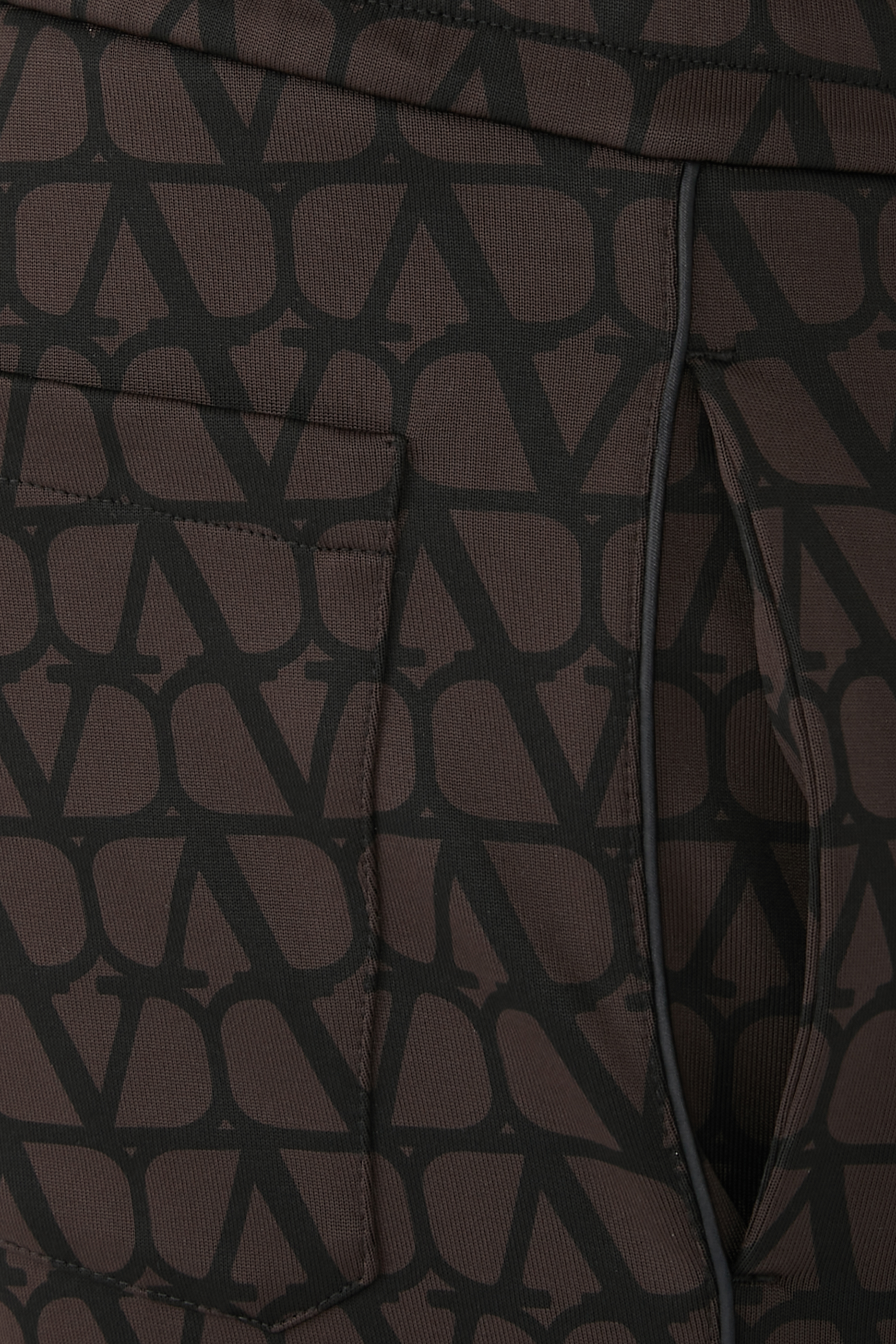 بنطال رياضي بطبعات ايكونوغراف