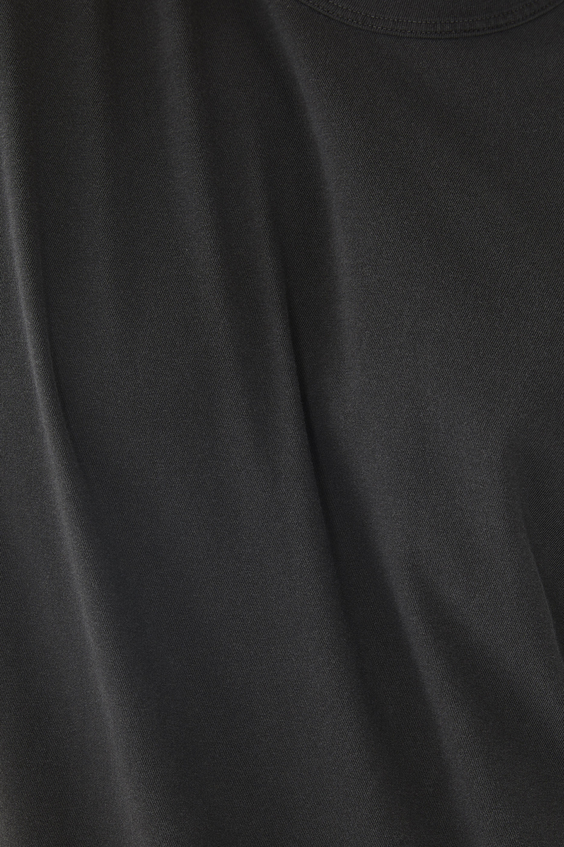 تيشيرت بياقة ضيقة وأكمام قصيرة 