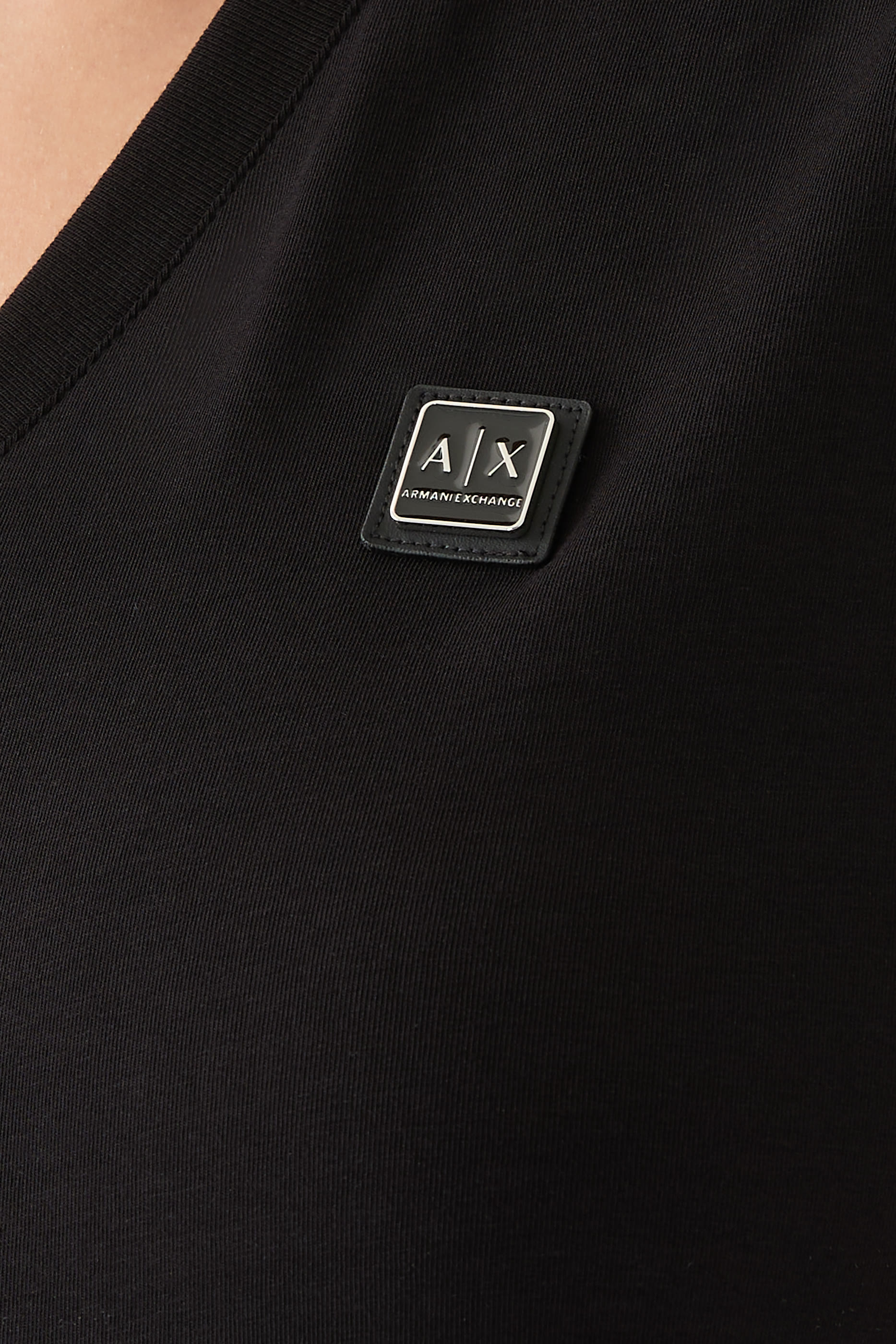 تيشيرت بياقة على شكل حرف V وشعار الماركة