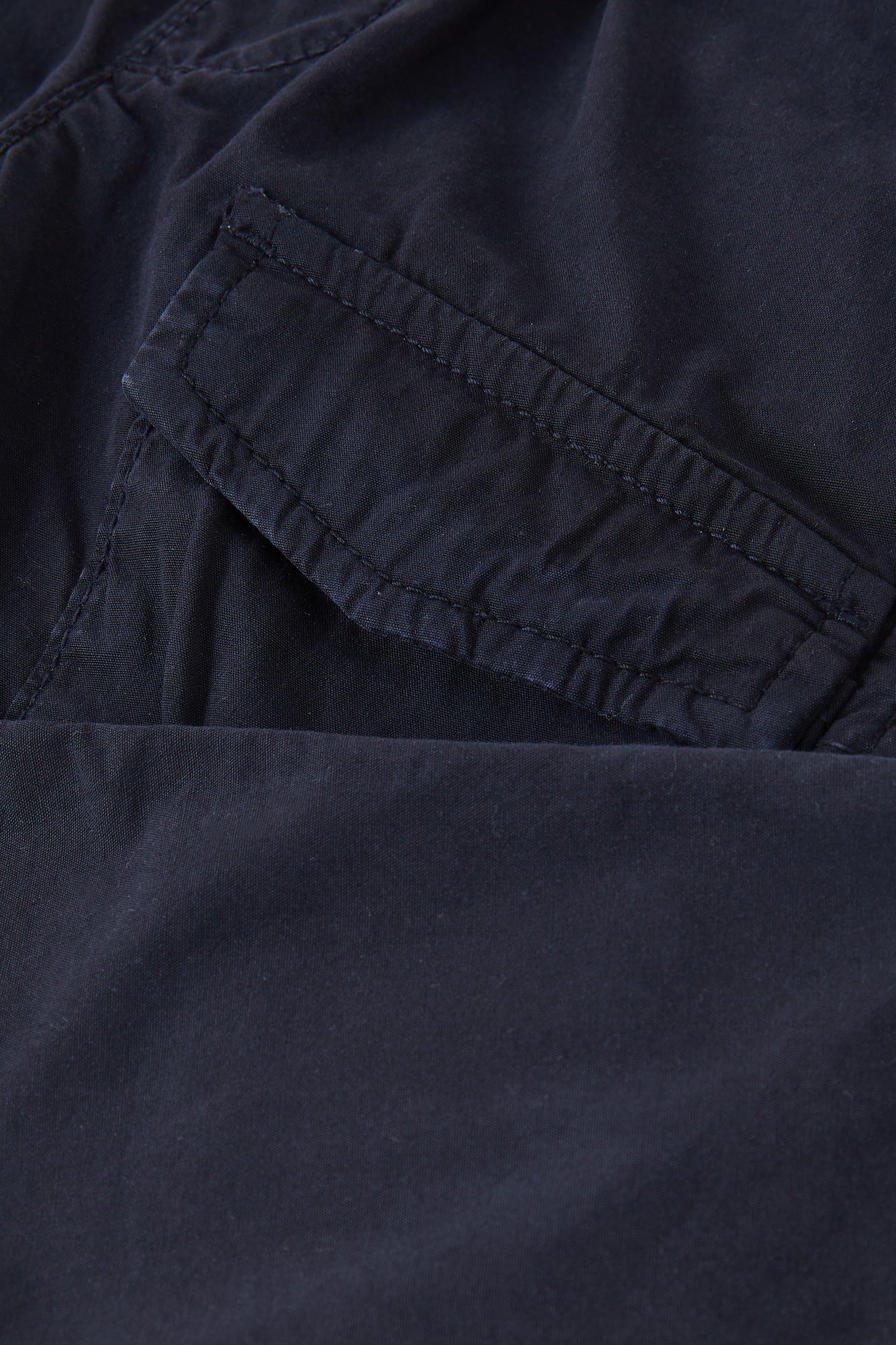 بنطال بشعار الماركة للأطفال