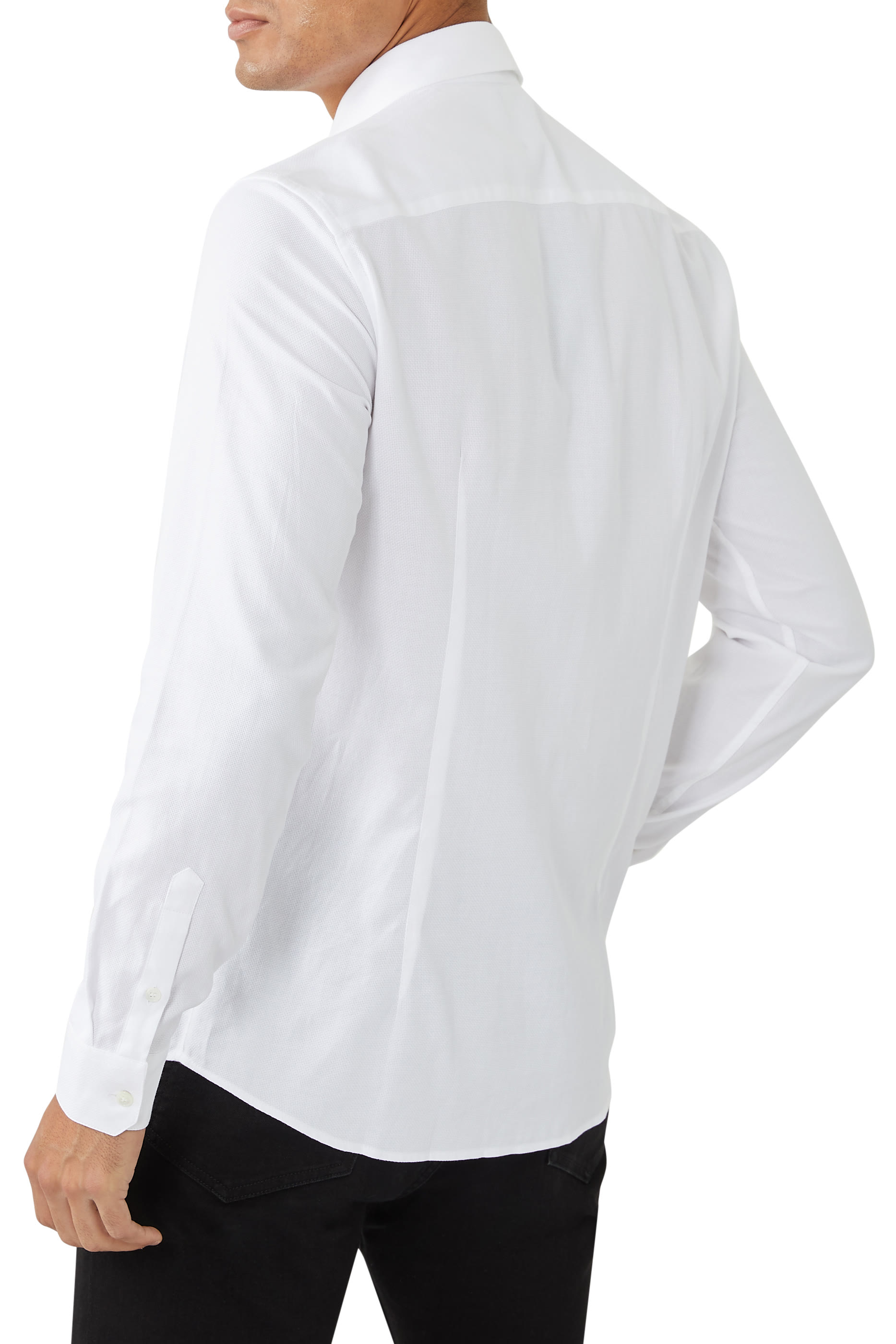 قميص بشعار الماركة المطرز