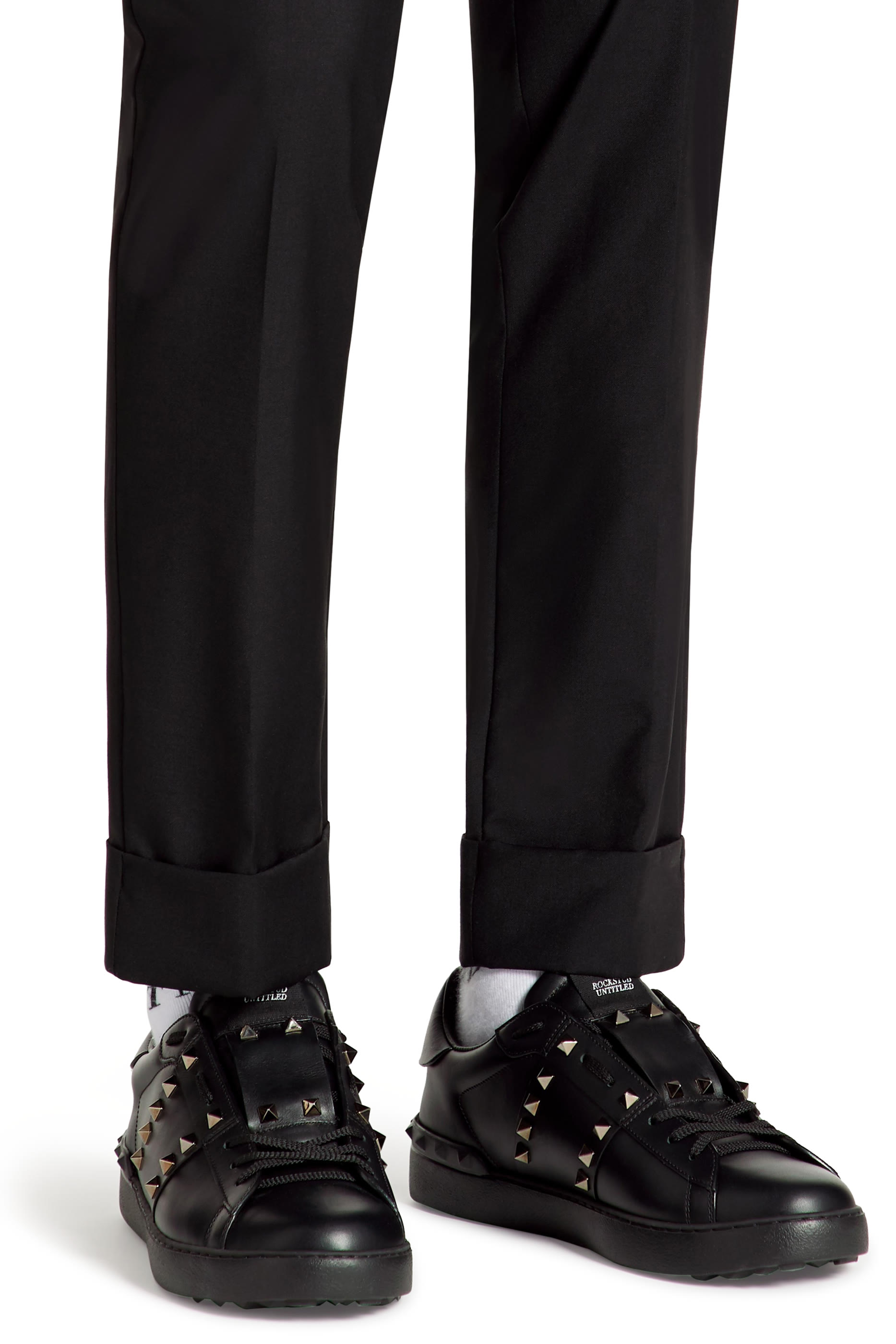 سنيكرز مزين بحلي هرمية