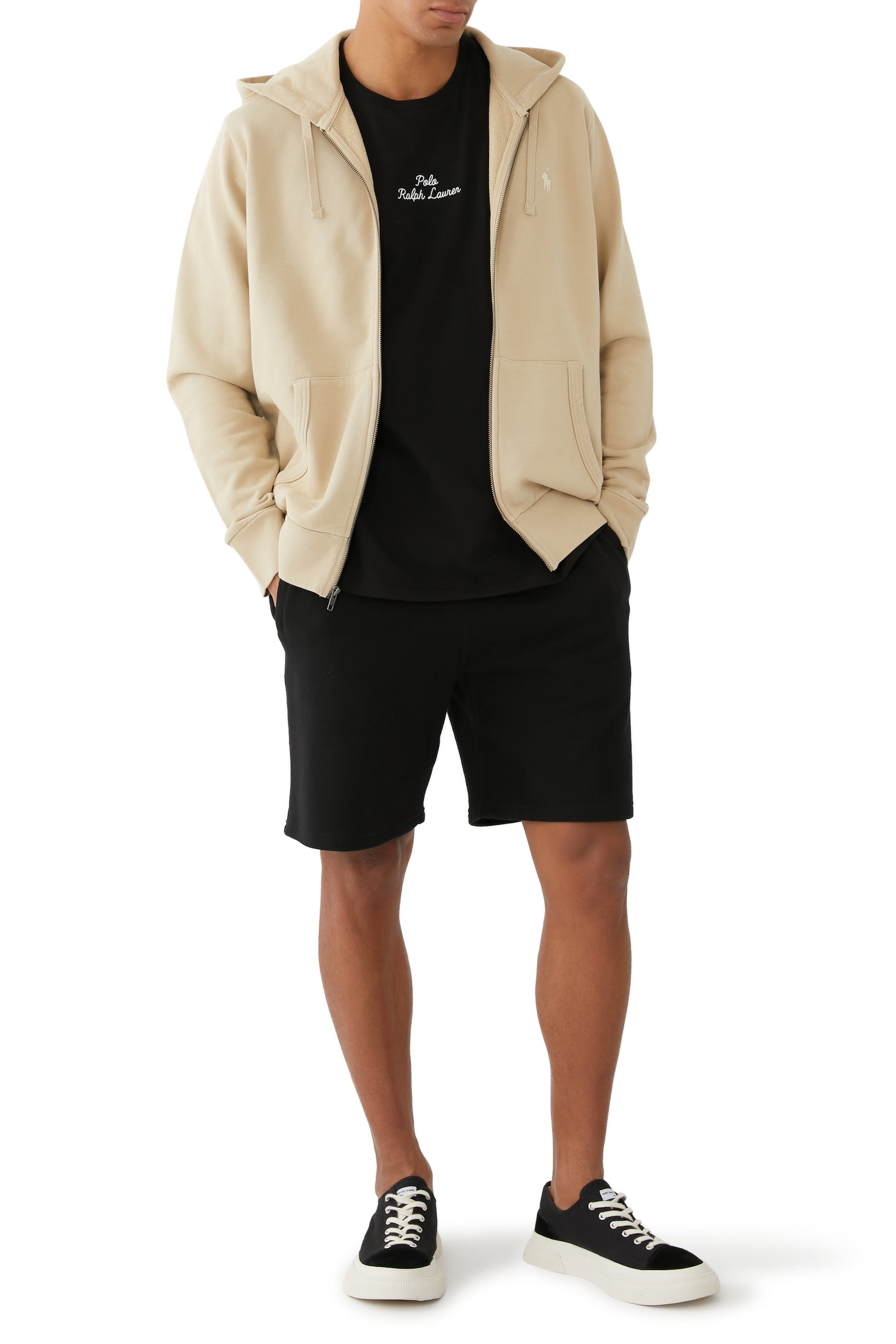 تيشيرت بتفاصيل شعار الماركة