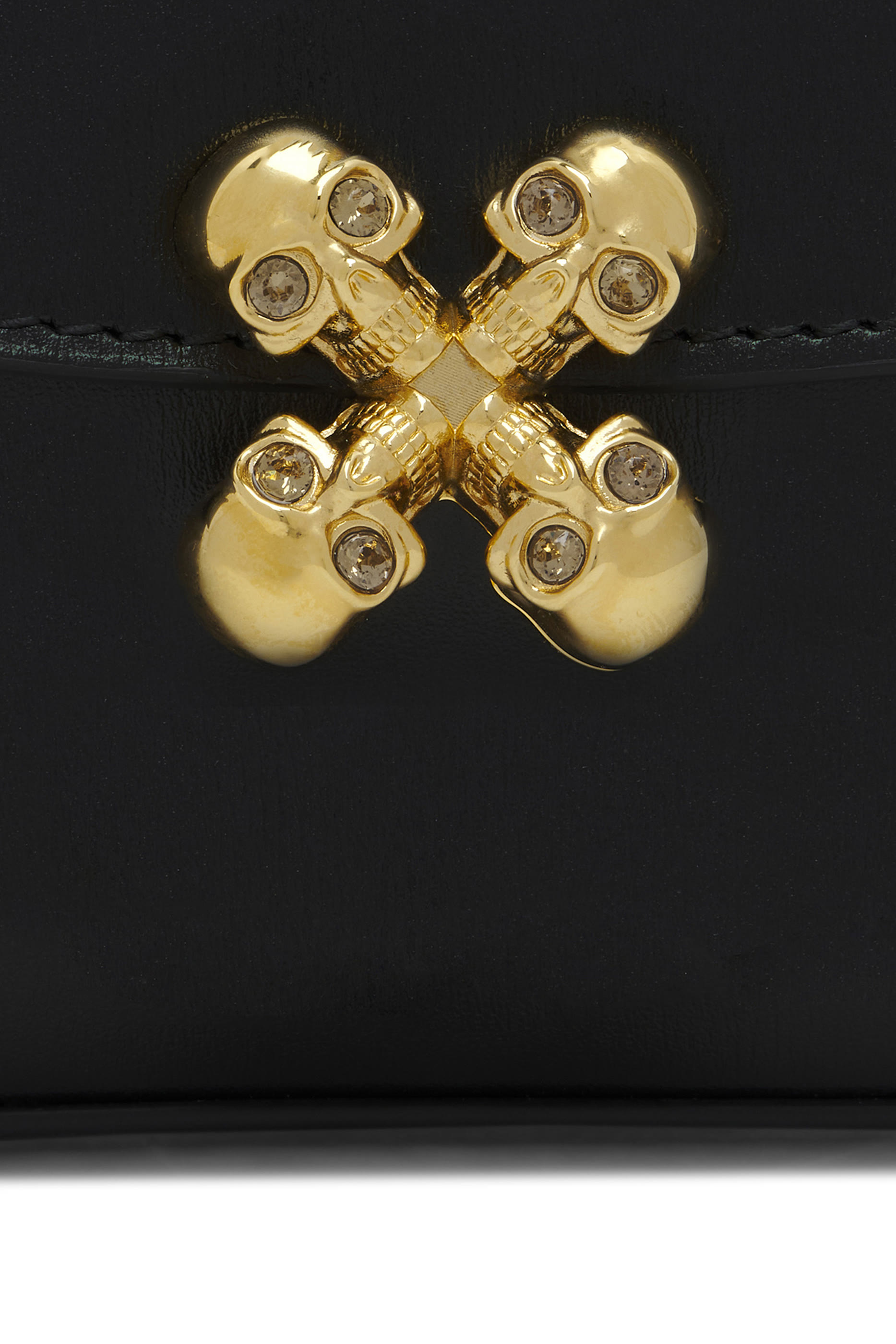 حقيبة صغيرة مزينة بحلي جماجم بشكل زهرة