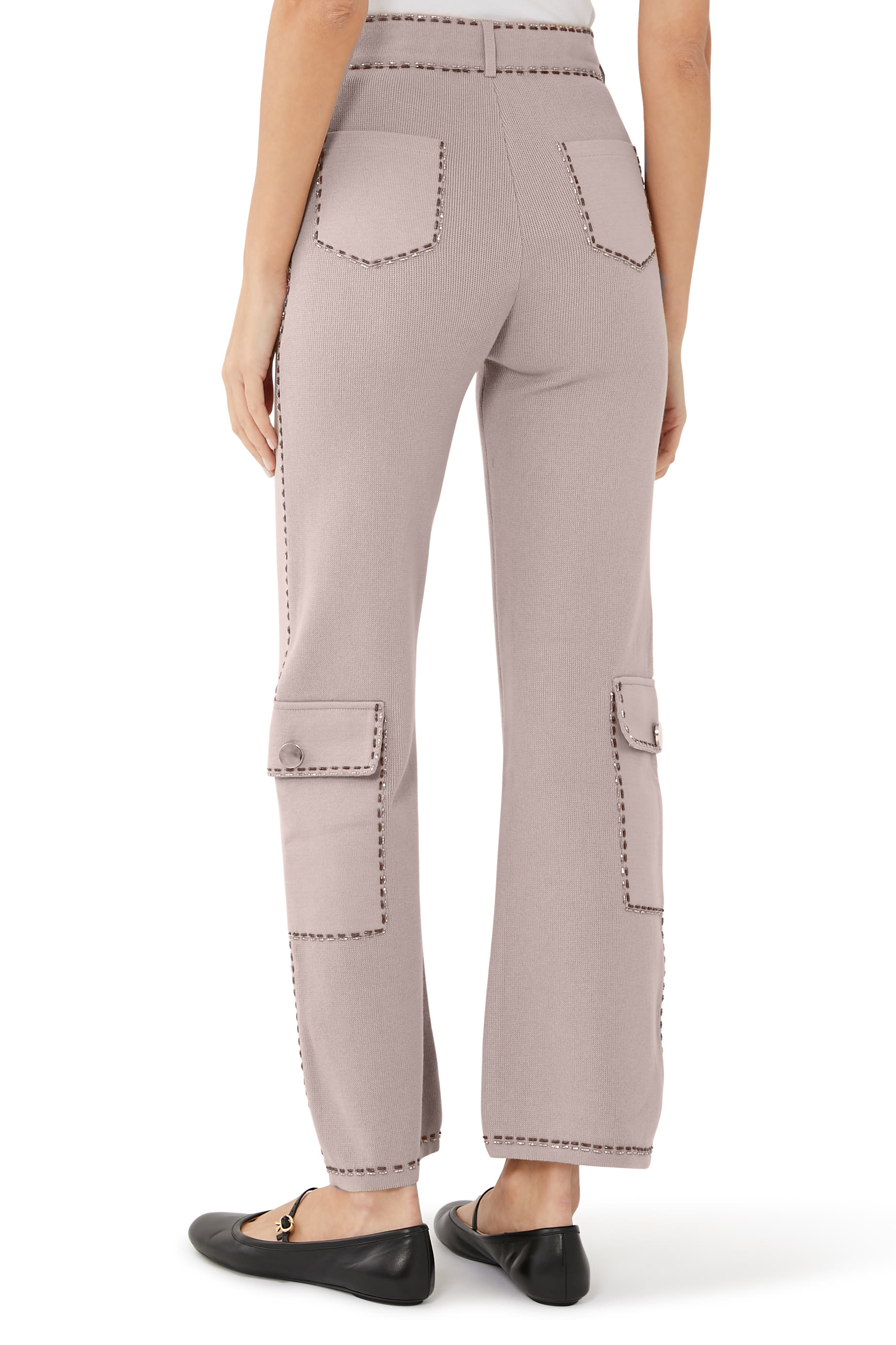 بنطال بقصة ساق مستقيمة وجيوب بغطاء وحافة مطرزة بالخرز