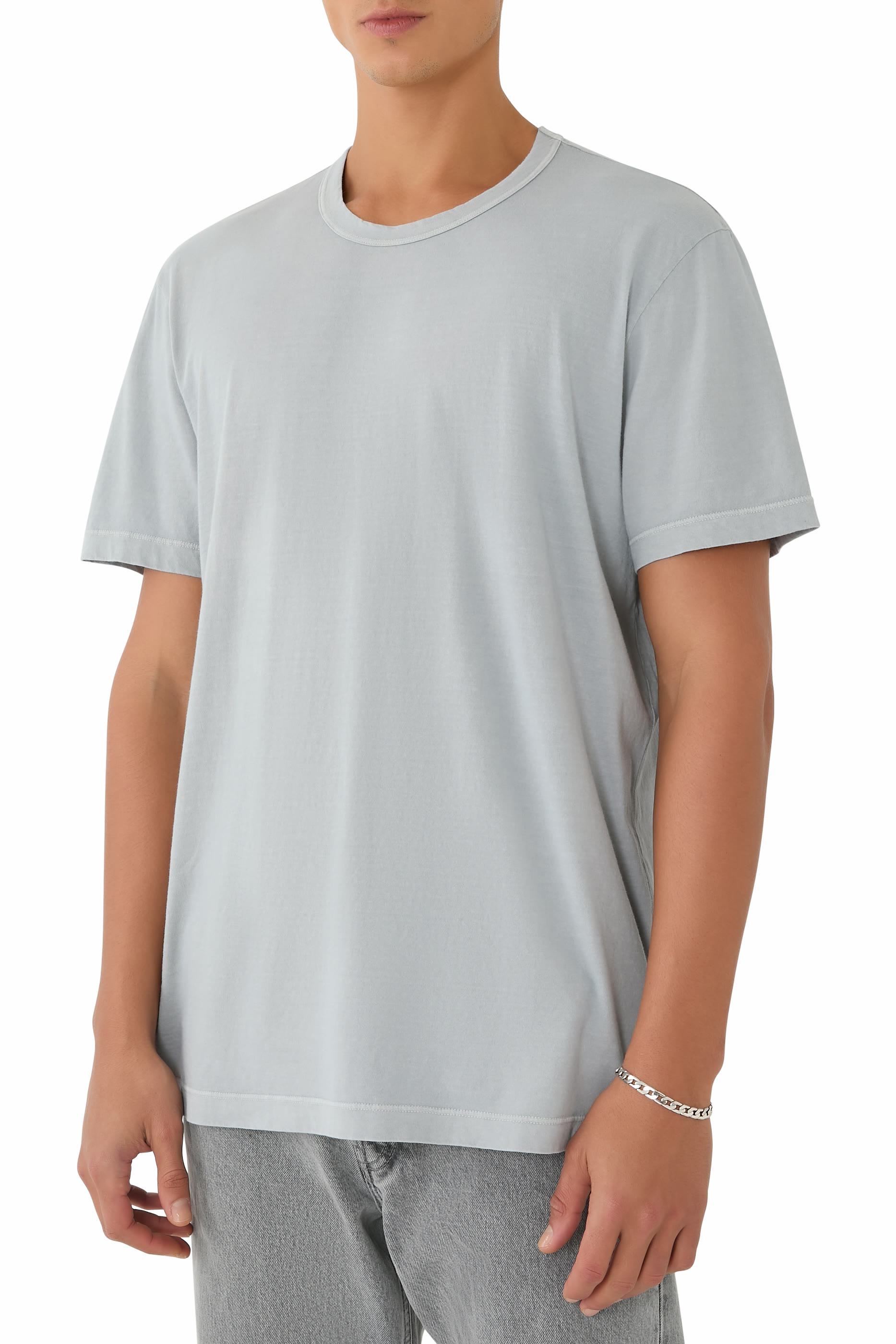 تيشيرت بأكمام قصيرة وياقة ضيقة