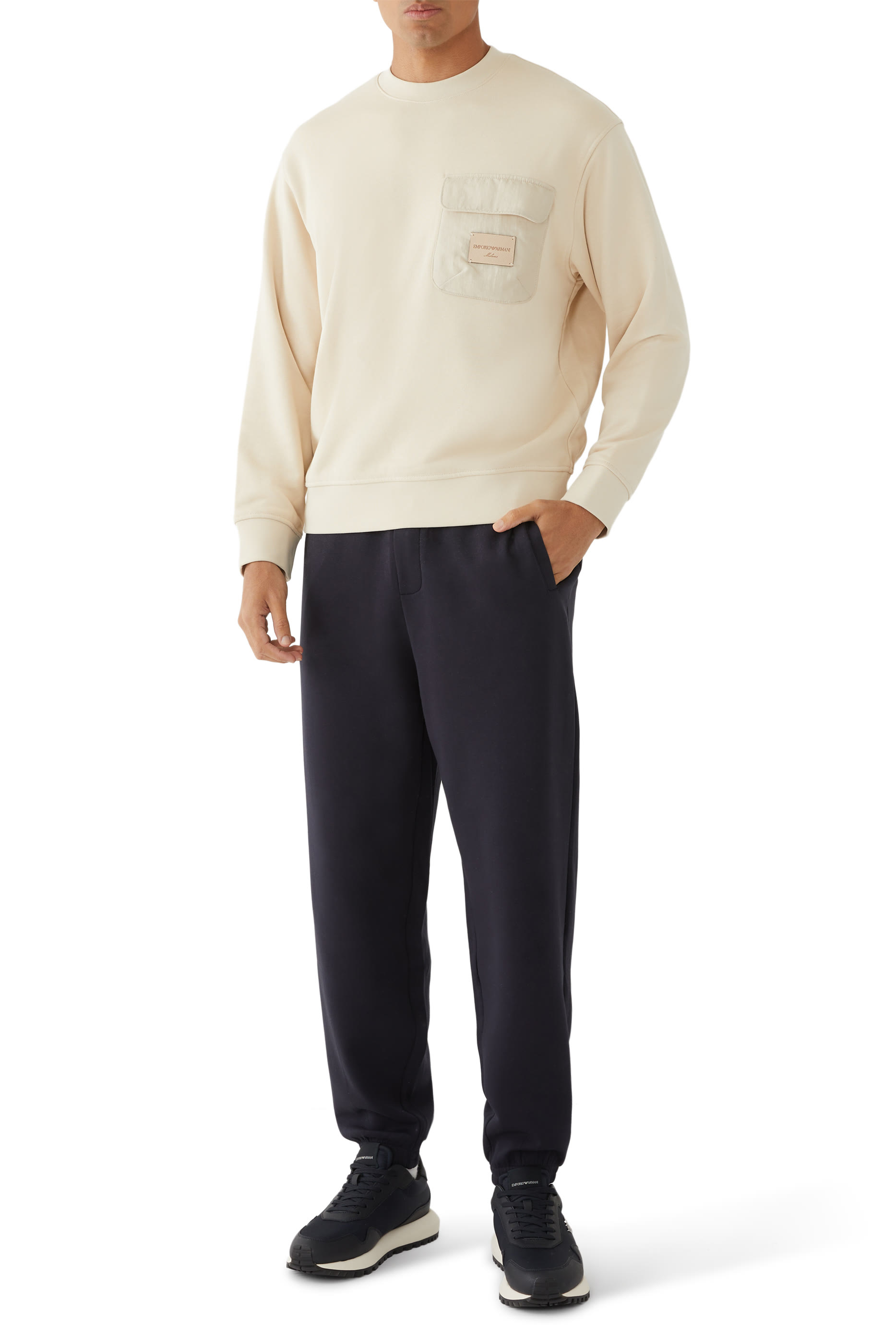 سويت شيرت بجيب على الصدر