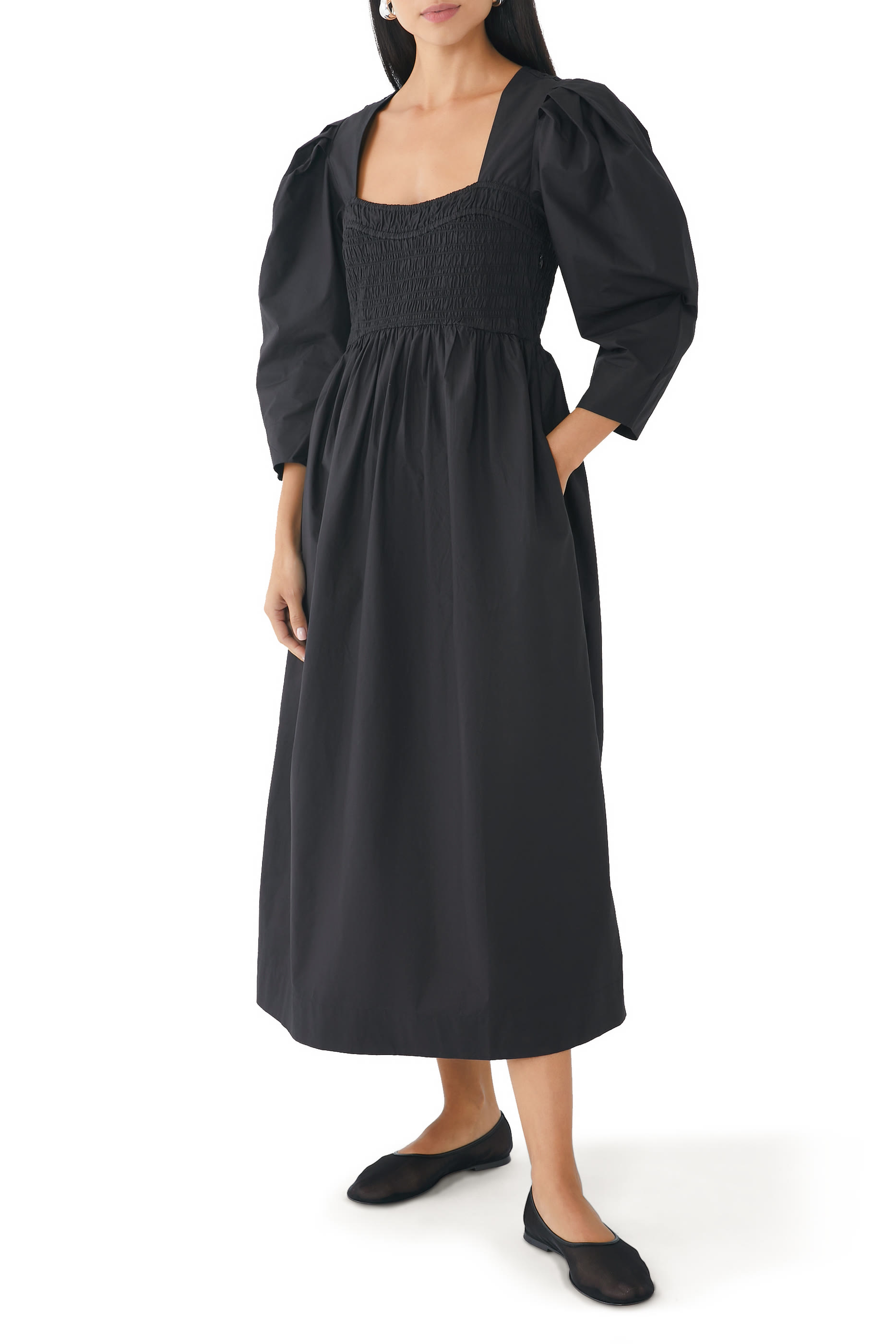 فستان بياقة مكشكشة مفتوحة