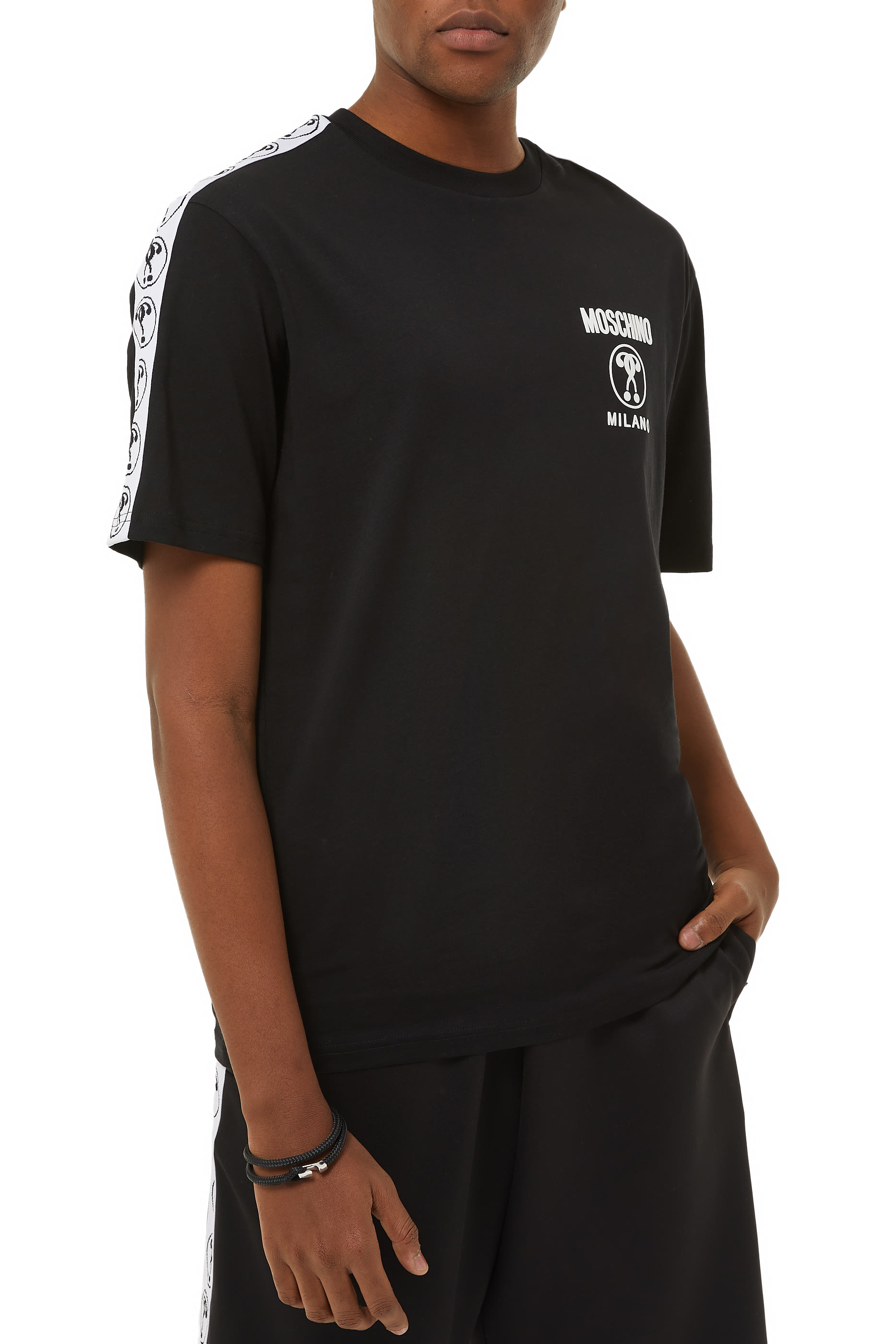 تيشيرت بياقة ضيقة وبشريط بشعار الماركة