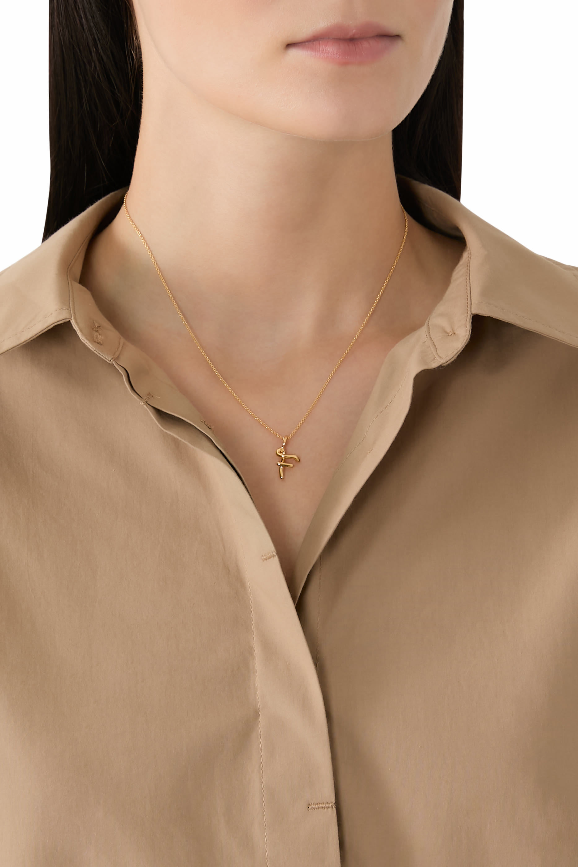 قلادة بدلاية على شكل حرف أف بتصميم متموج وحواف منصهرة، فضة معاد تدويرها وذهب فيرميه عيار 18 قيراط