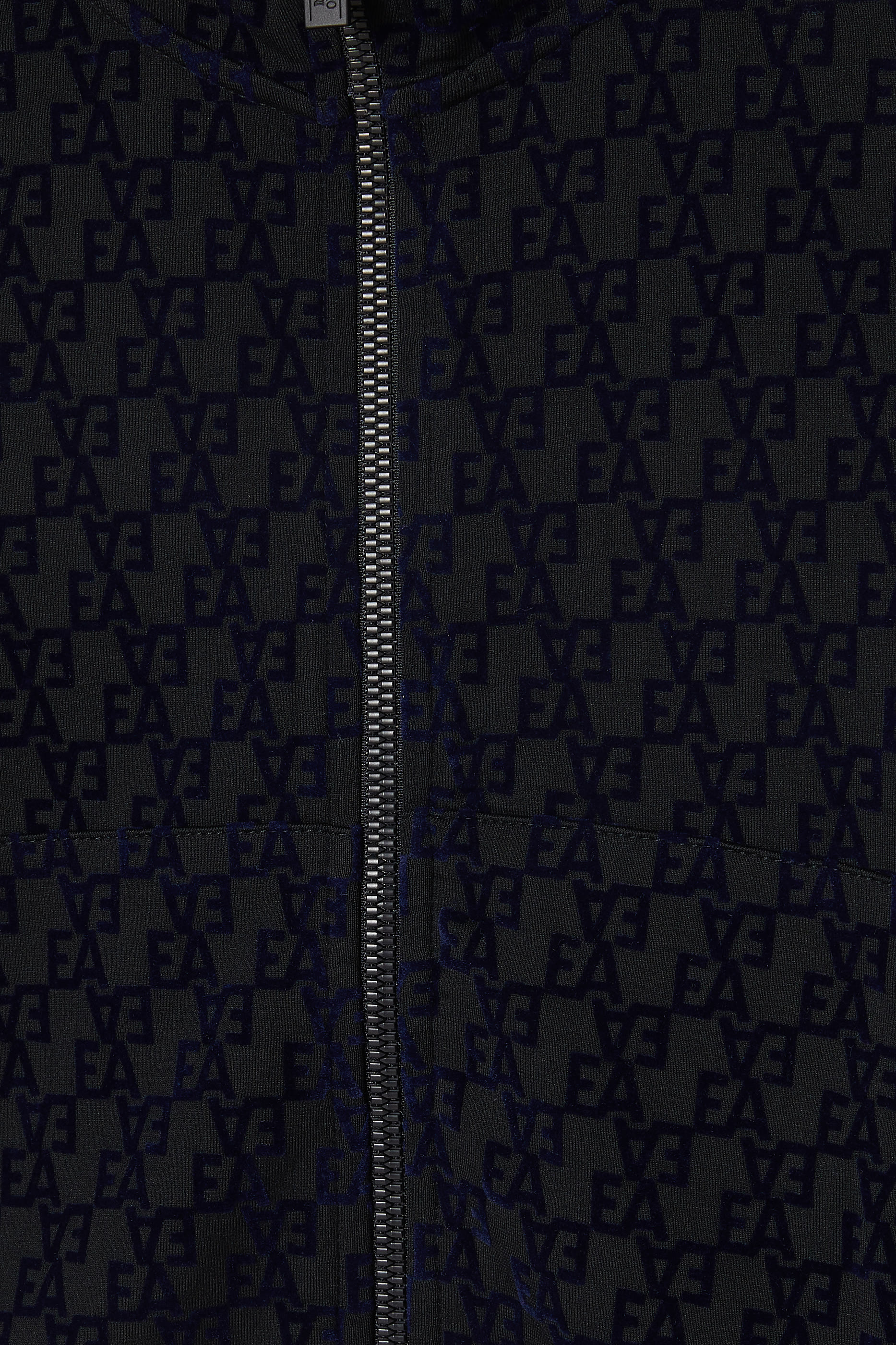 جاكيت مبطن مزين بشعار الماركة للأطفال