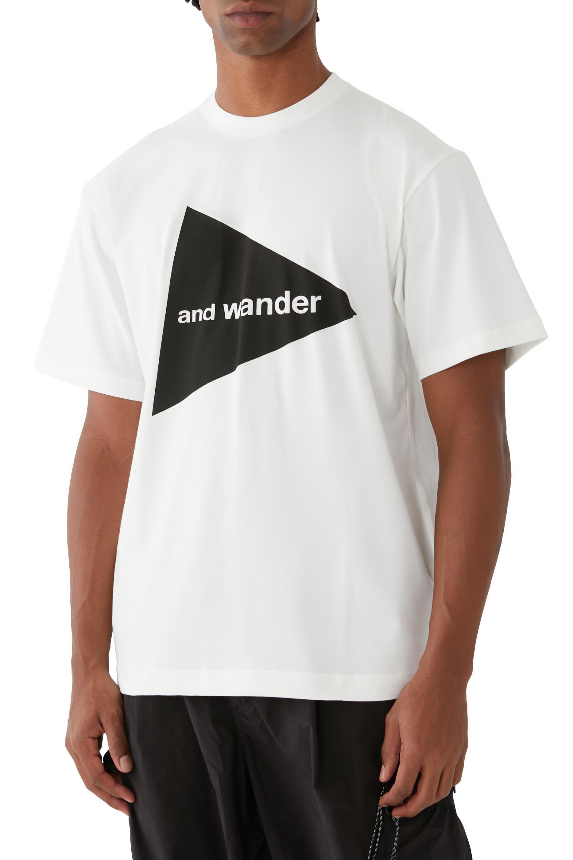 تيشيرت بأكمام قصيرة بشعار الماركة