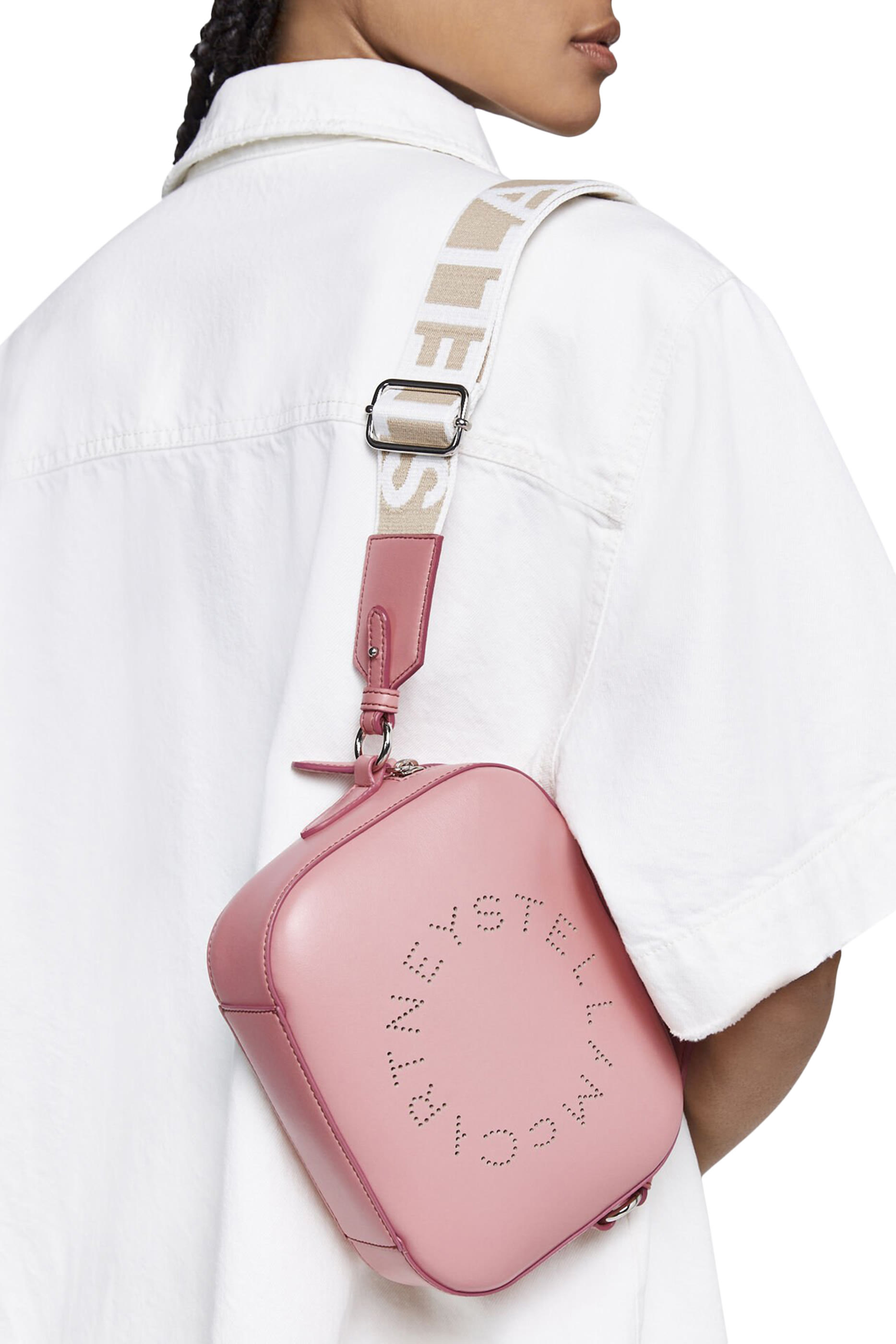 حقيبة صغيرة بشعار الماركة