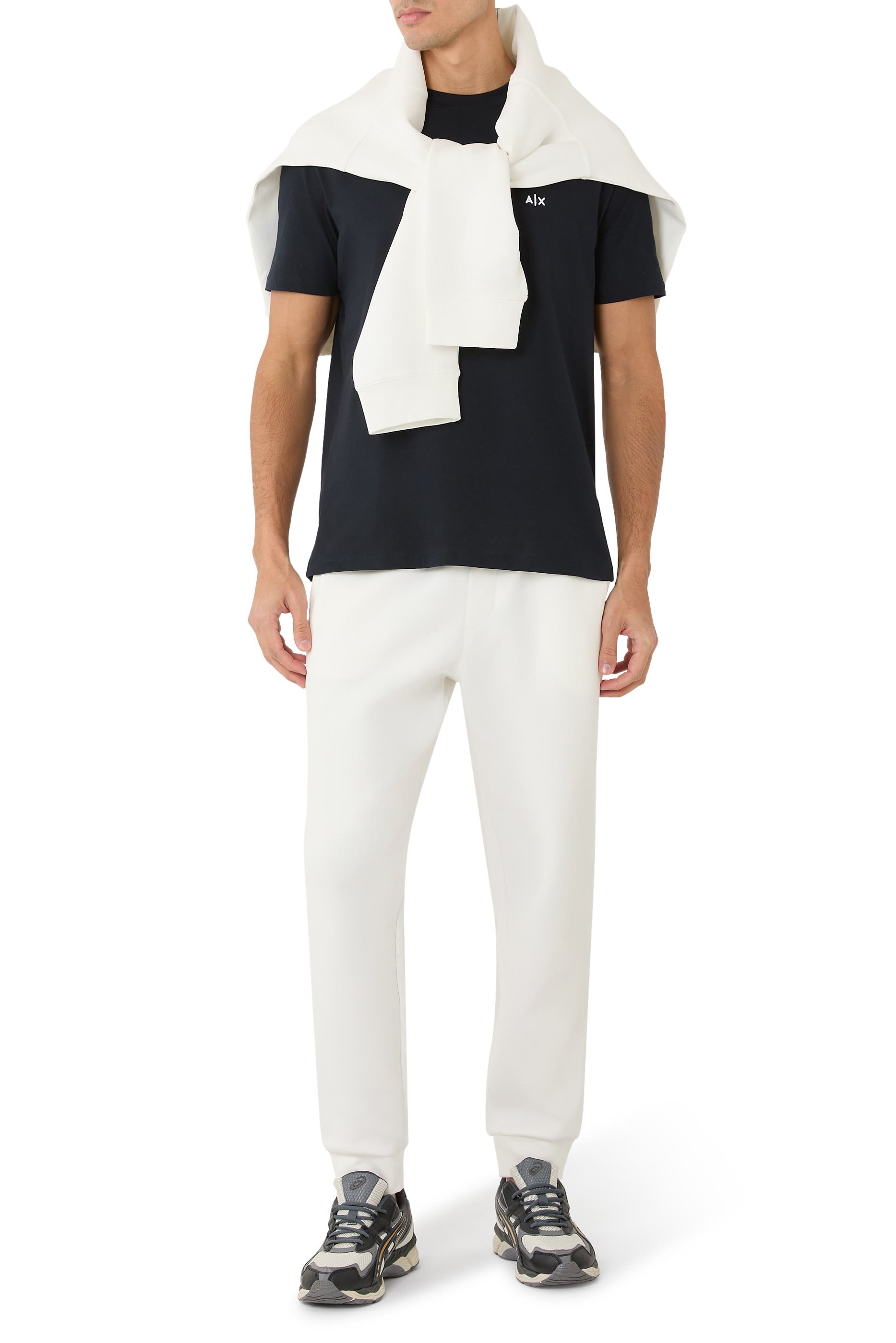 تيشرت بقصة عادية وشعار الماركة