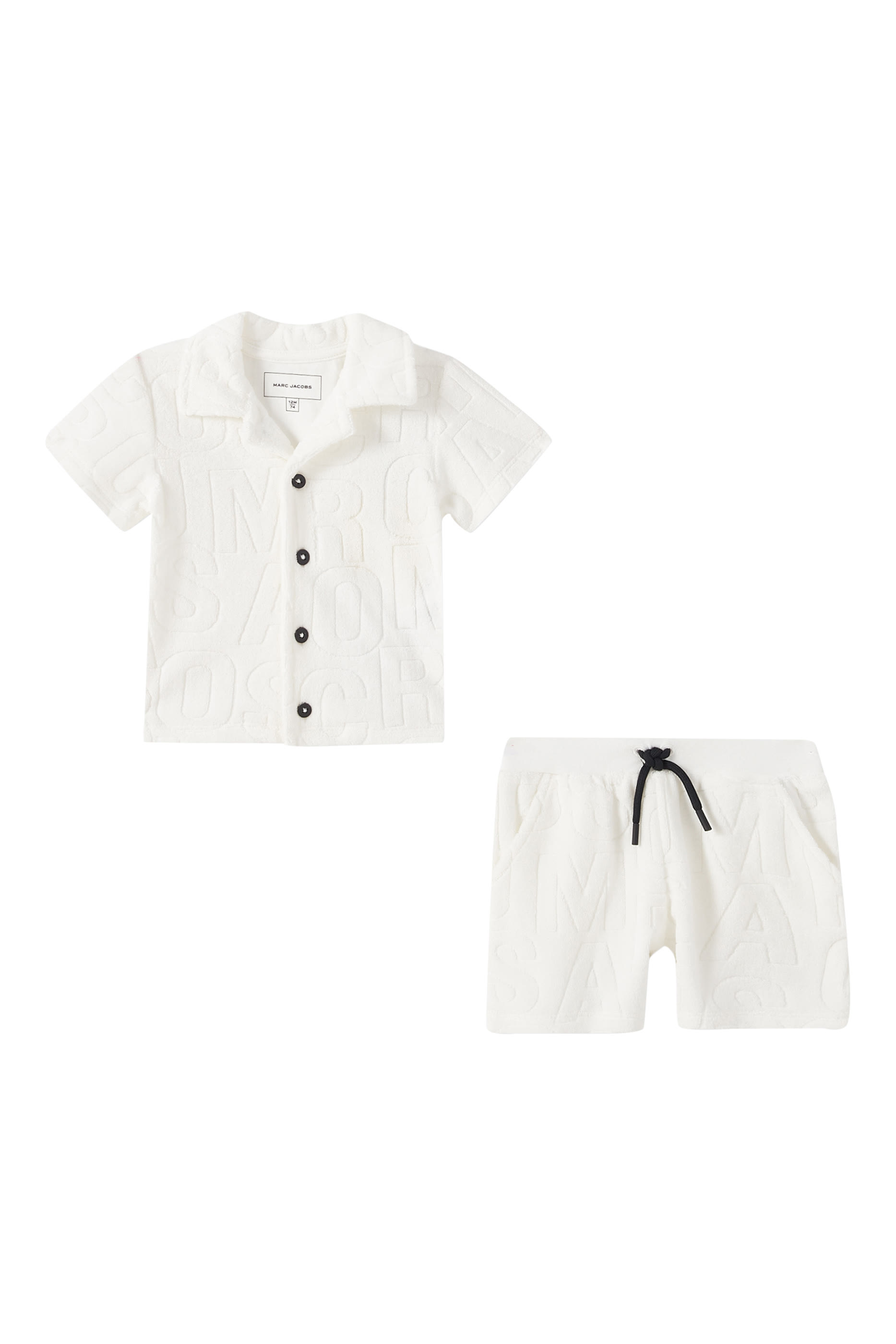 طقم قميص وشورت بشعار الماركة للأطفال