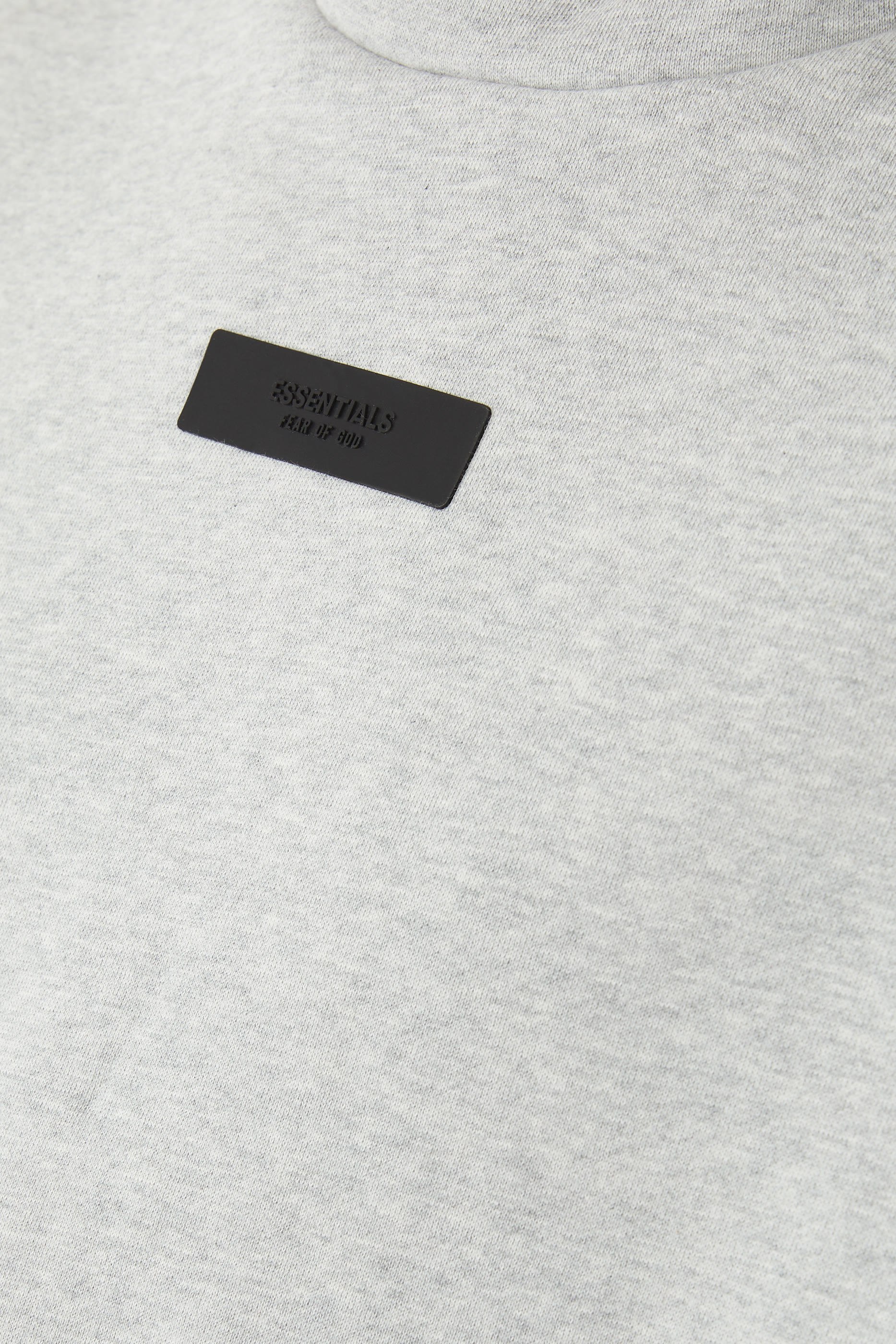 هودي بياقة عالية بشعار اسنشالز