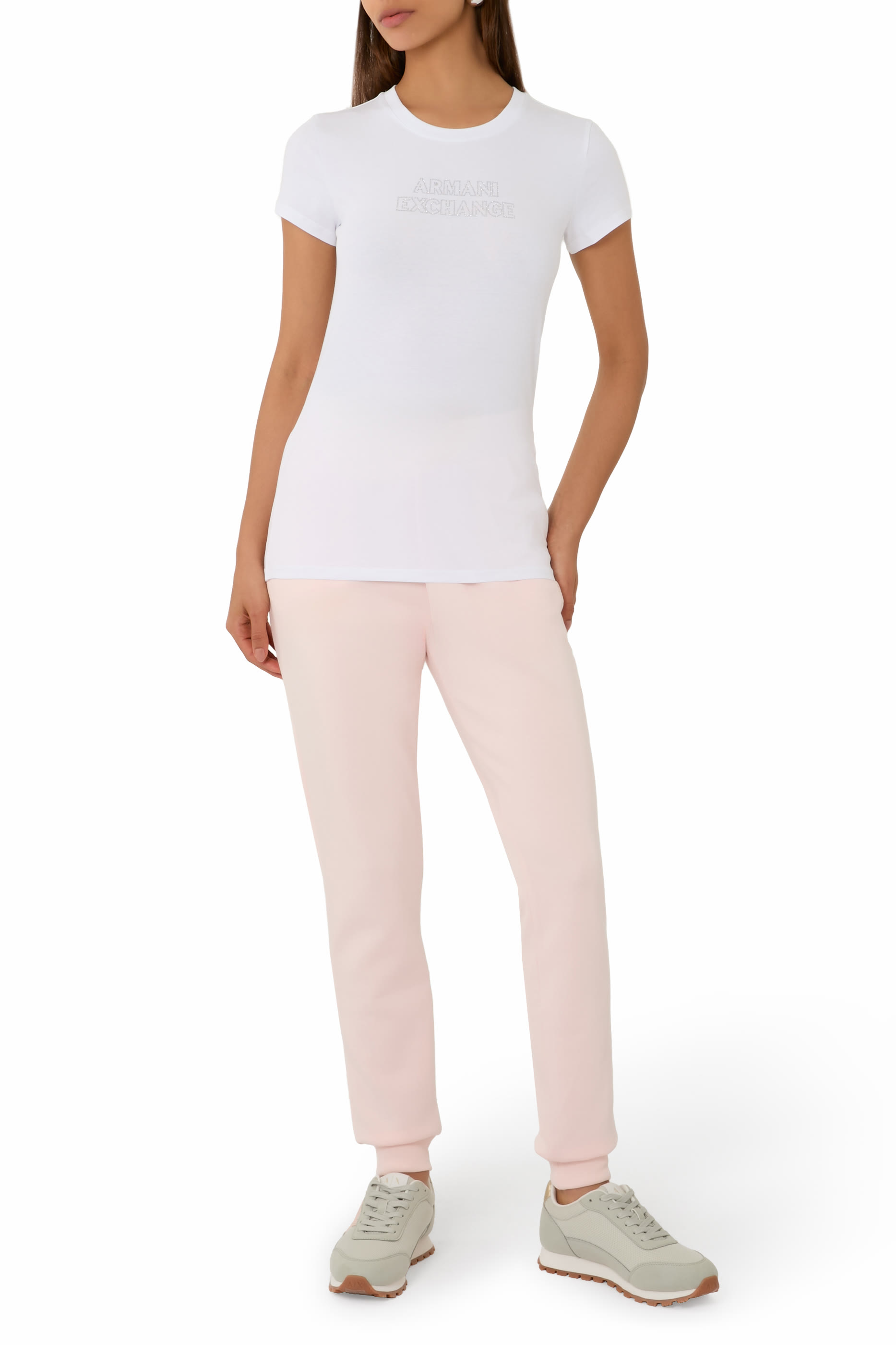 تيشيرت بقصة ضيقة وشعار الماركة 