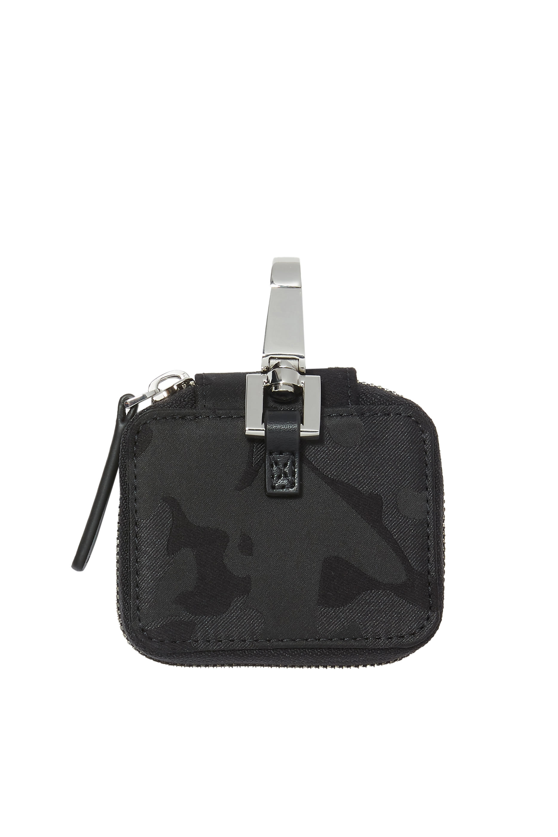 حافظة سماعات إيربودز بنقشة مموهة وشعار الماركة