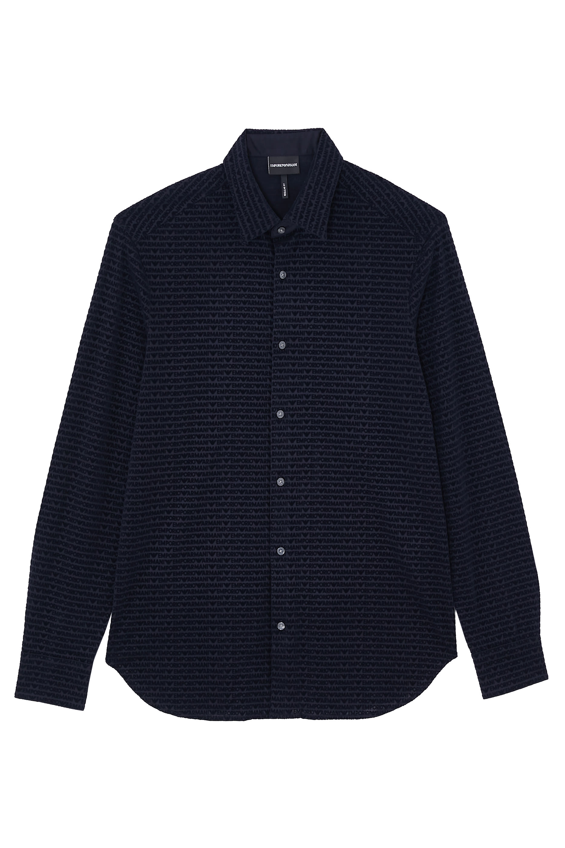 قميص بأكمام طويلة وشعار الماركة بحجم صغير