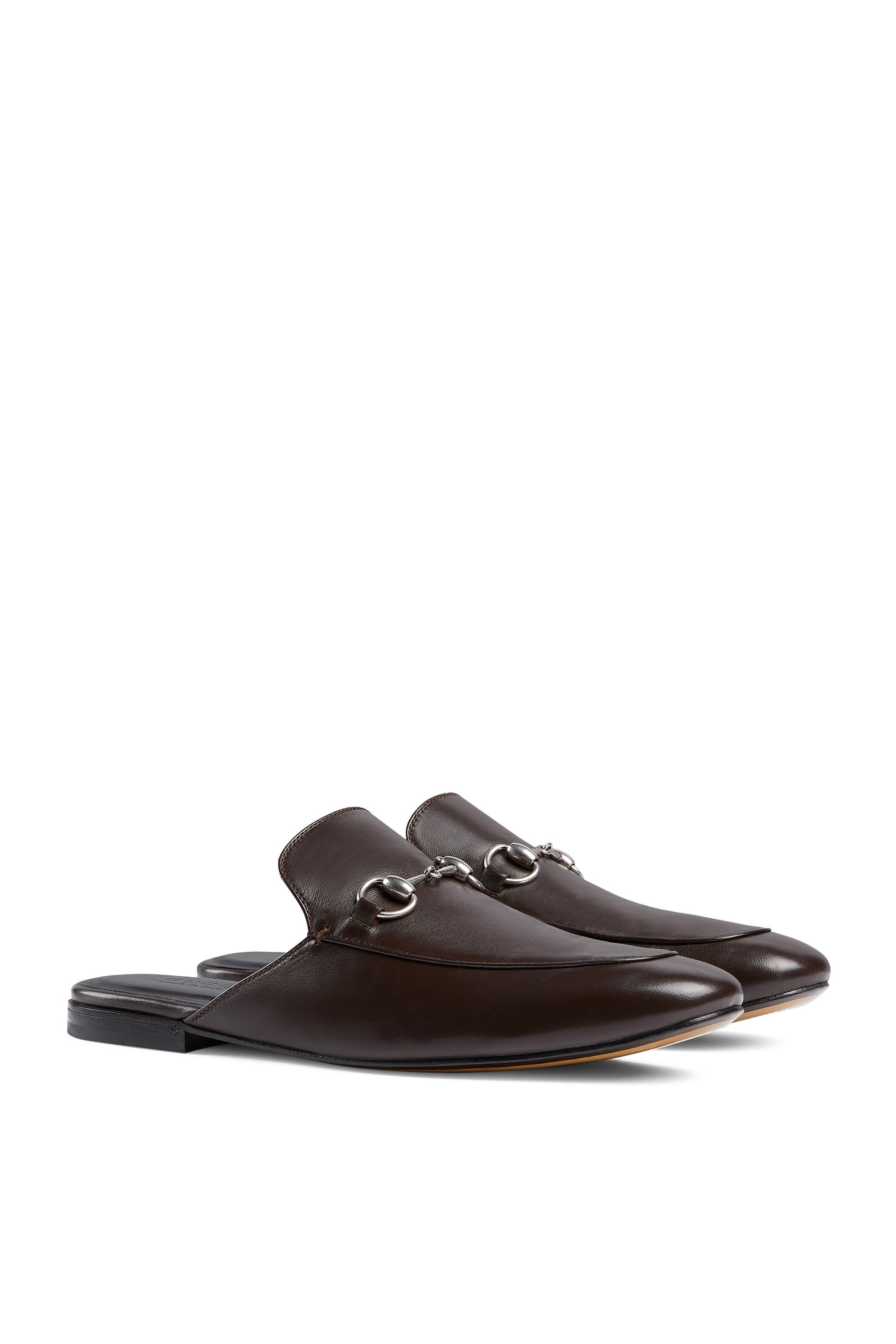 حذاء مفتوح من الخلف بحلية لجام الحصان