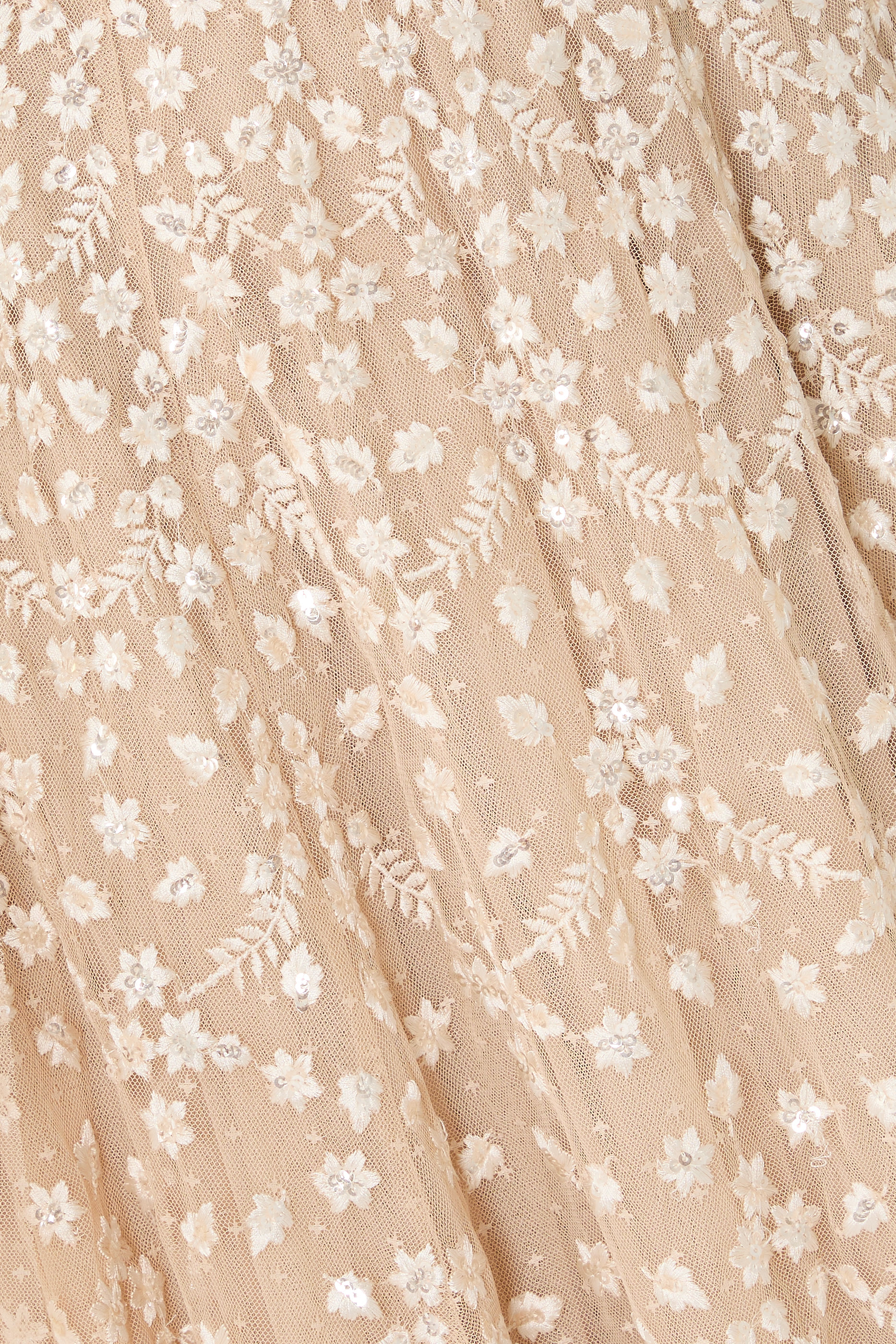 فستان سهرة بقصة بطول الكاحل بأكمام كاب وتطريزات بنقشة زهرة البرسيم