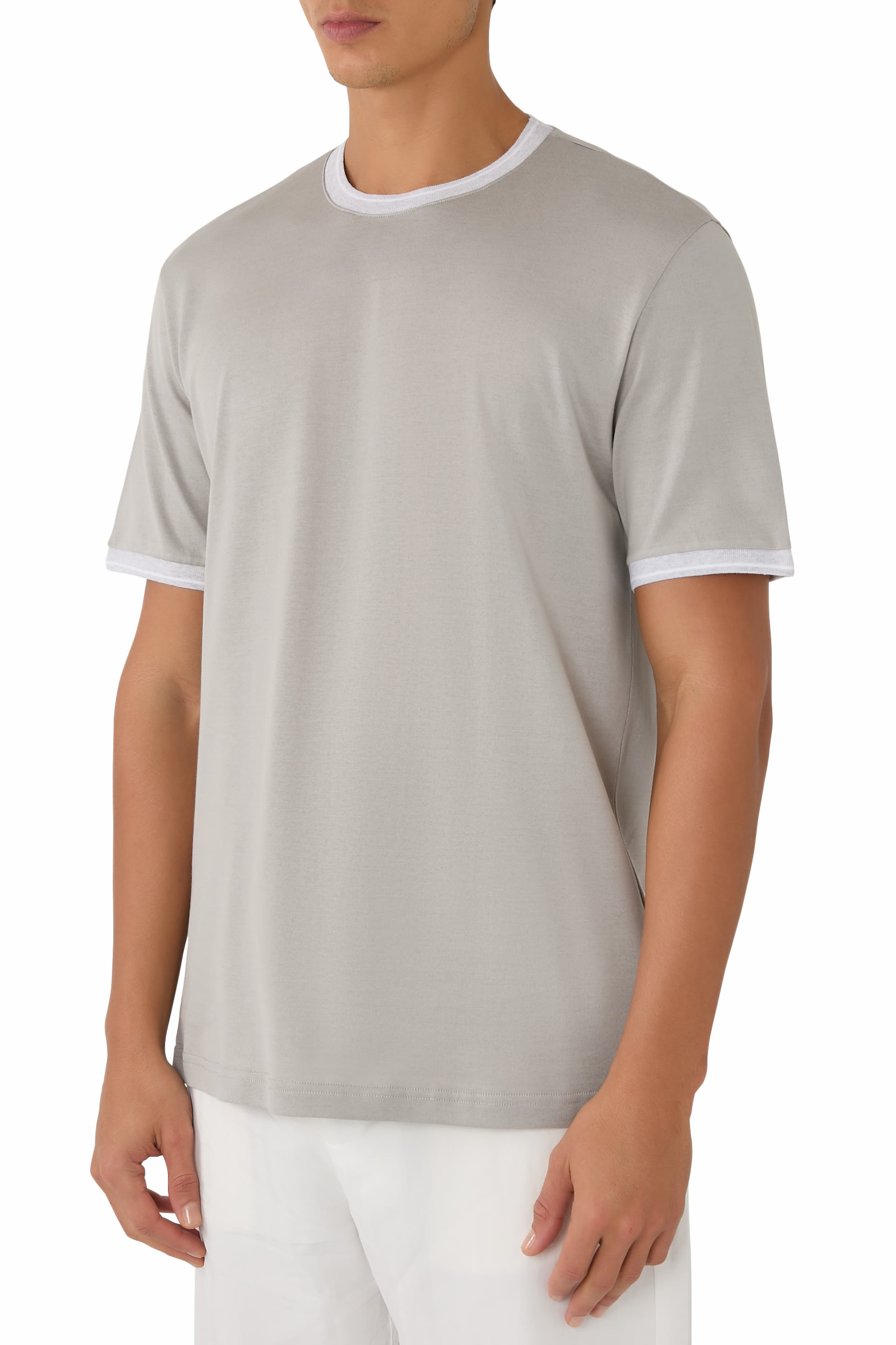 تيشيرت بياقة ضيقة