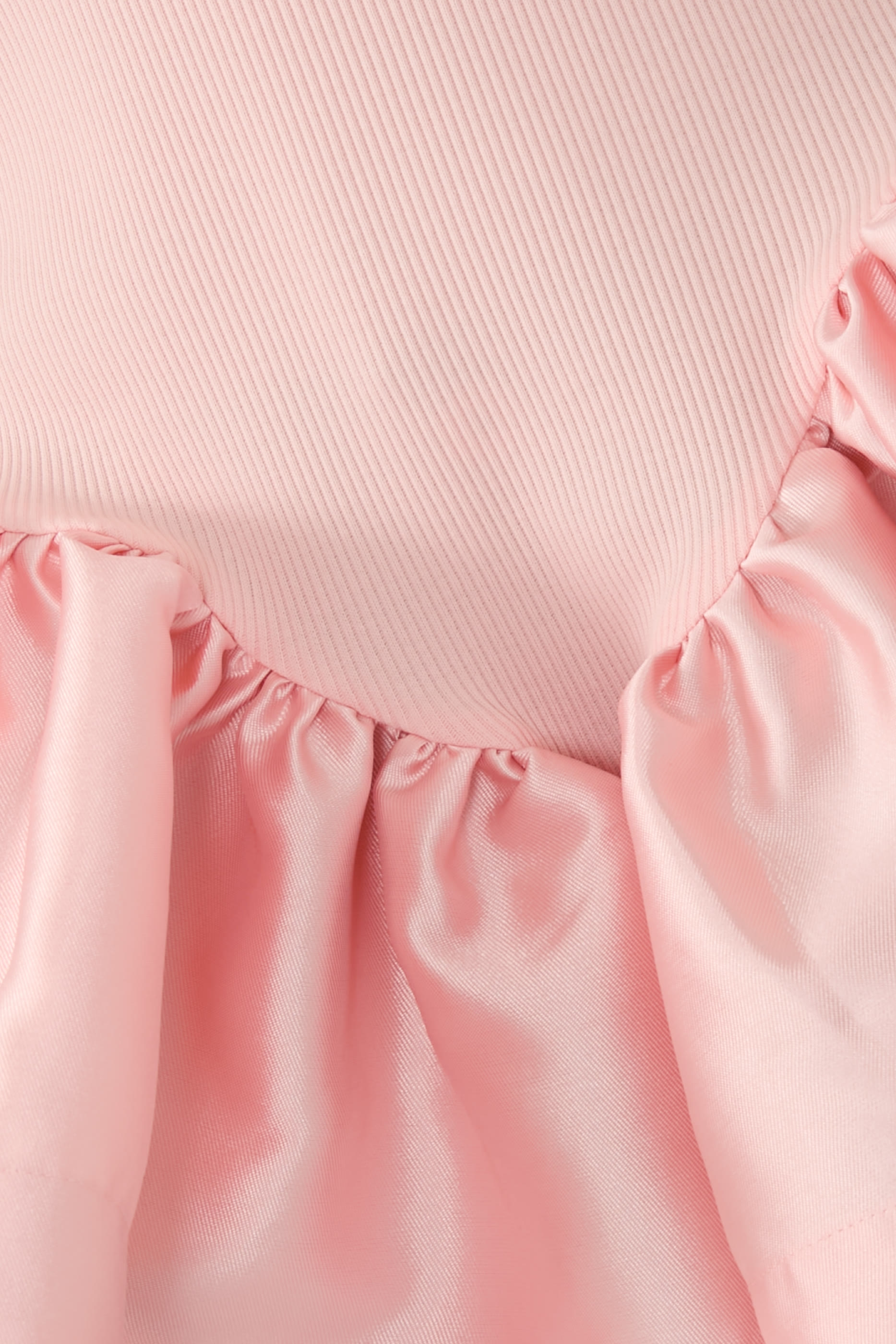 بلوزة بيبلوم بأكتاف مكشوفة