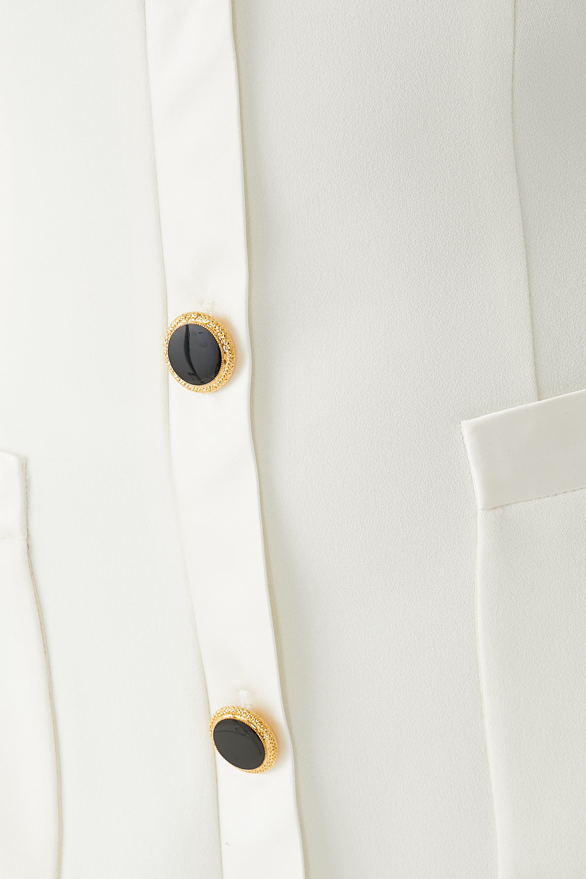 فستان قصير بياقة داتشيس وربطة فيونكة كادي