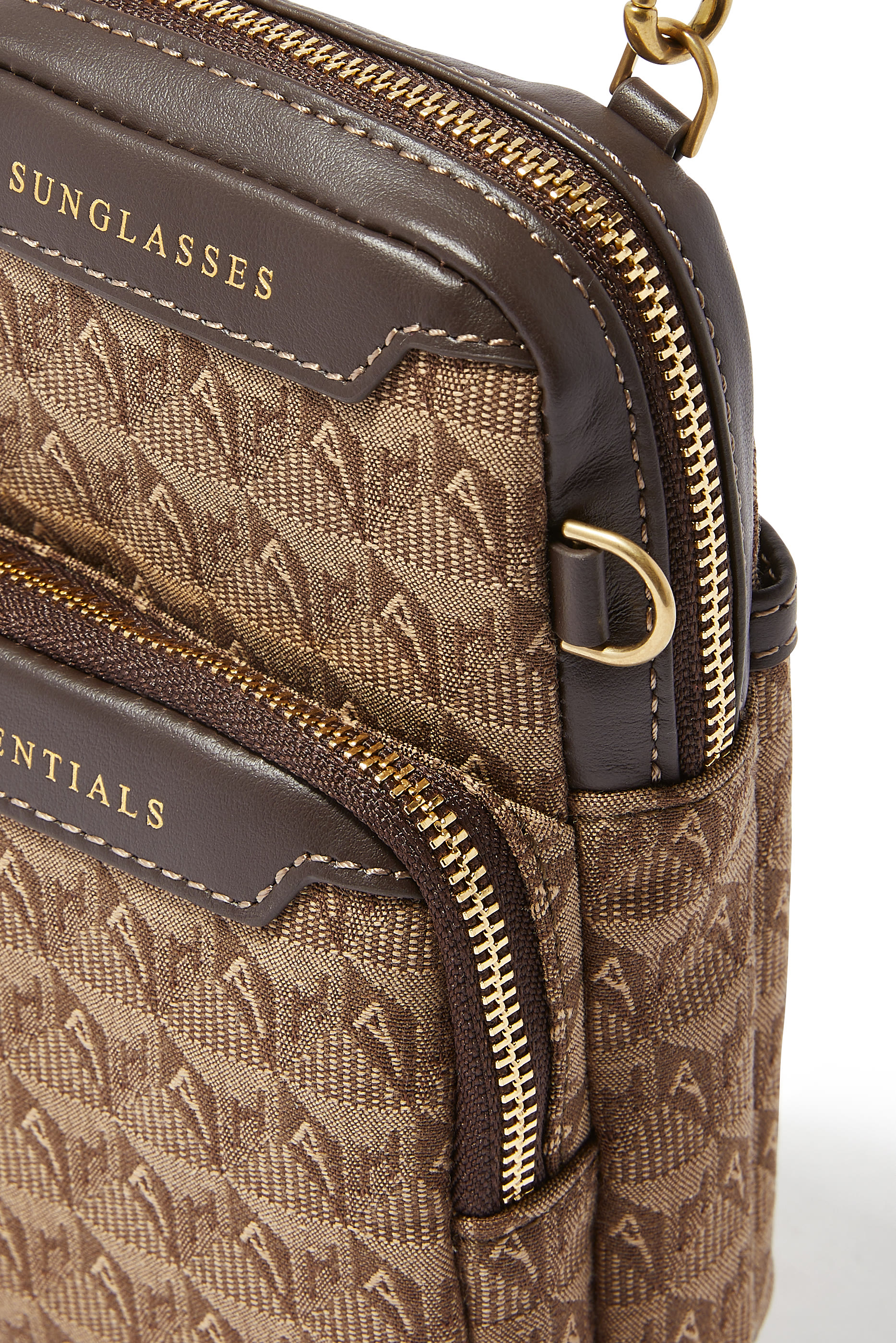 حقيبة كروس بودي ايسنشالز جاكار