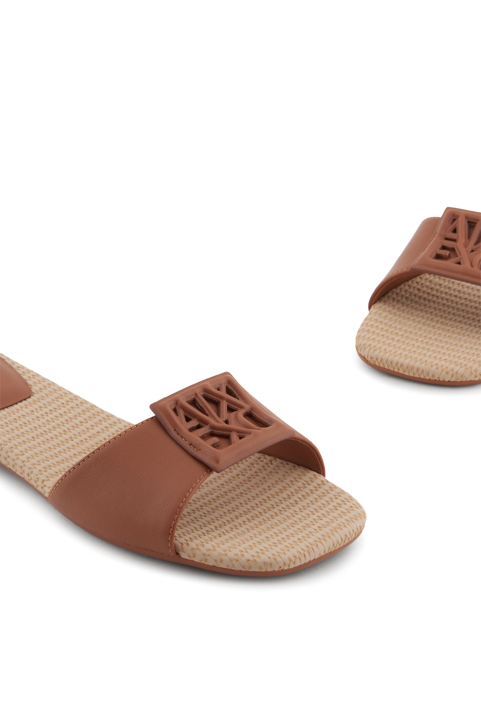 حذاء مفتوح بشعار الماركة