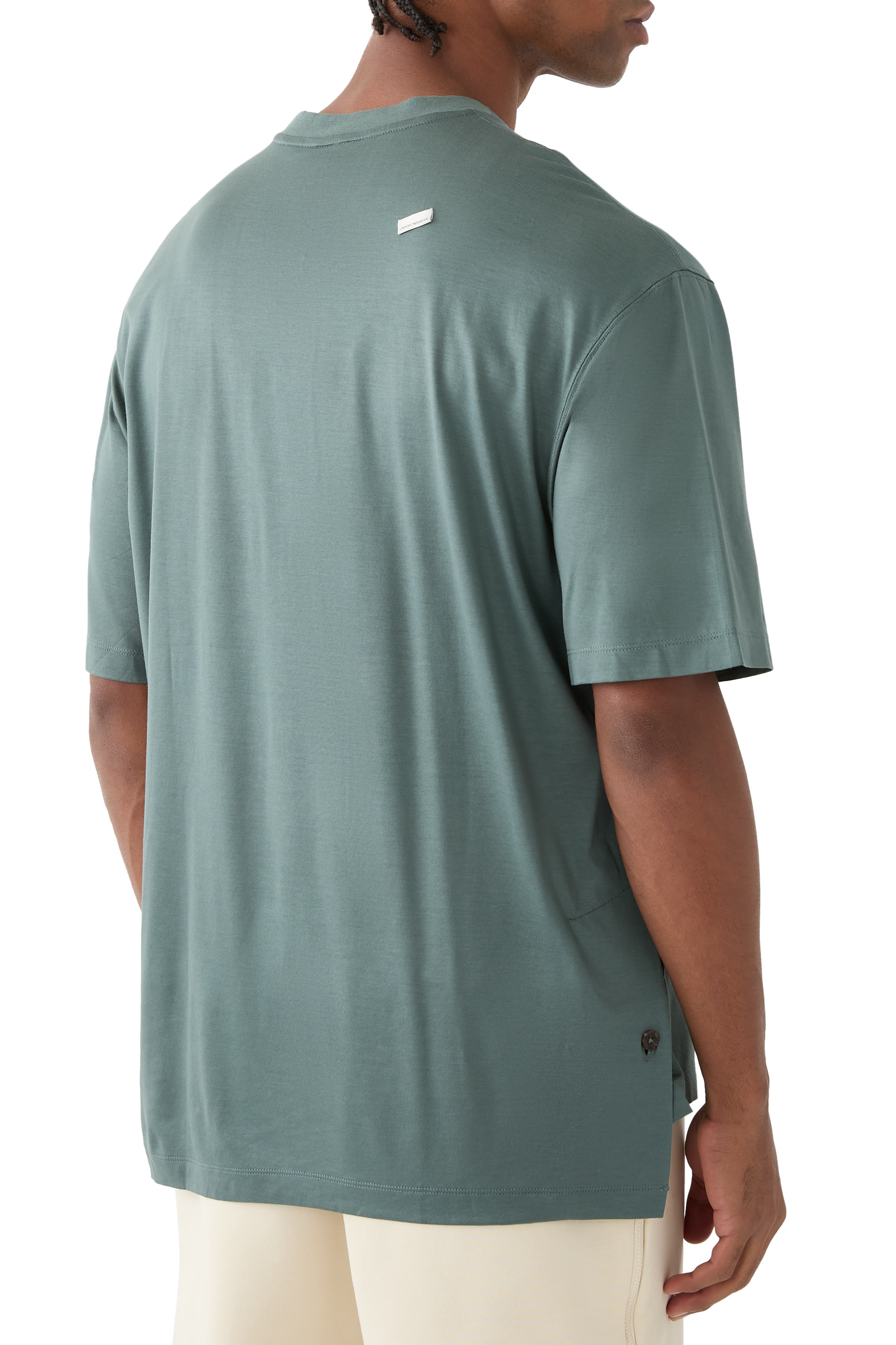 تيشيرت بقصة واسعة ورقعة شعار الماركة صغيرة