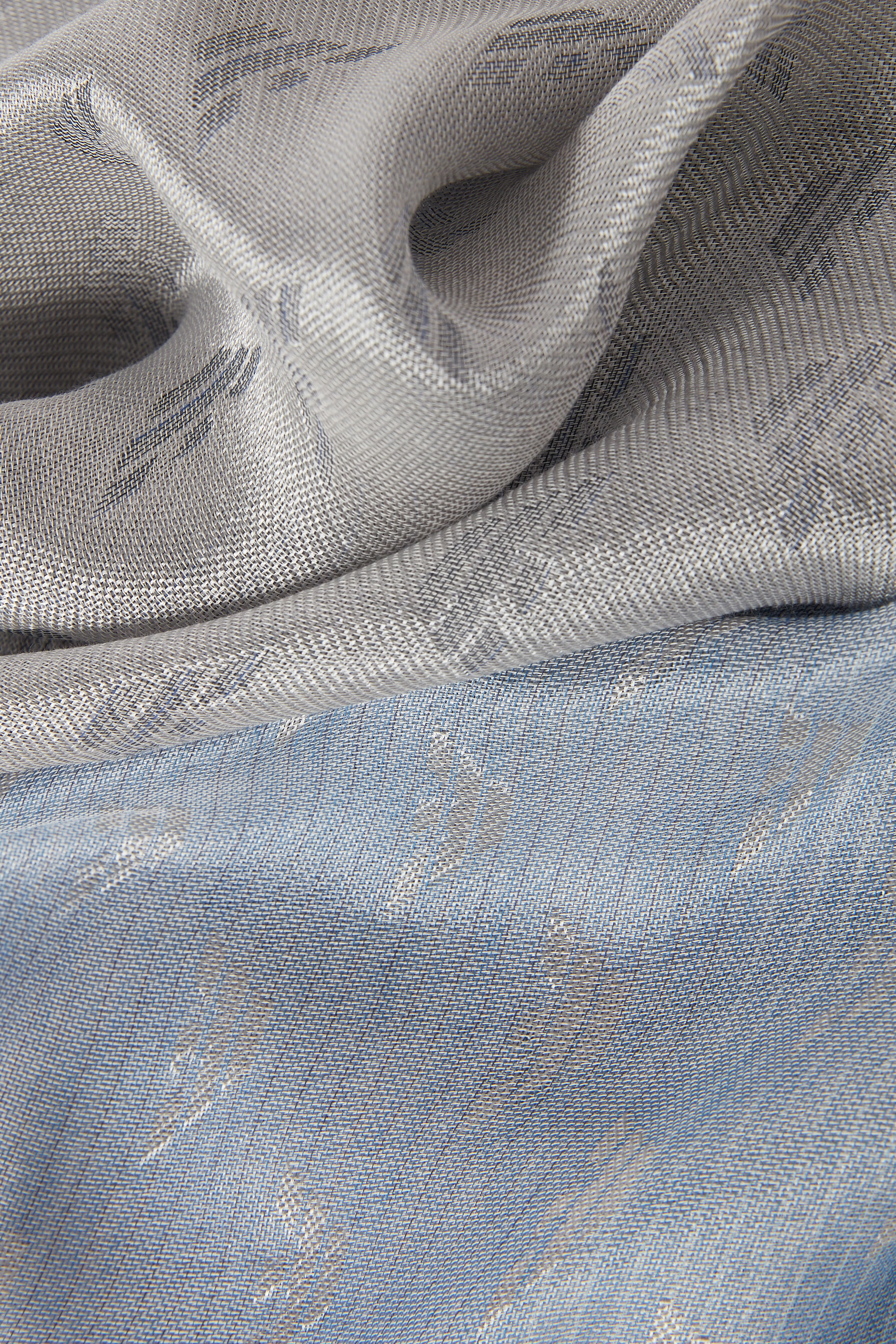 وشاح بشعار الماركة